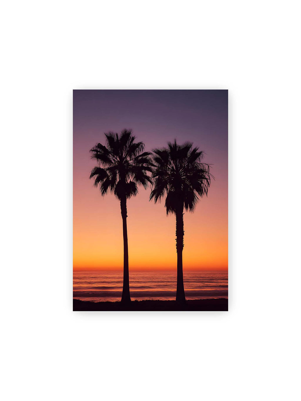 21x30 cm – Zwei Palmensilhouetten vor leuchtendem Orange Lila Sonnenuntergang über dem Meer.