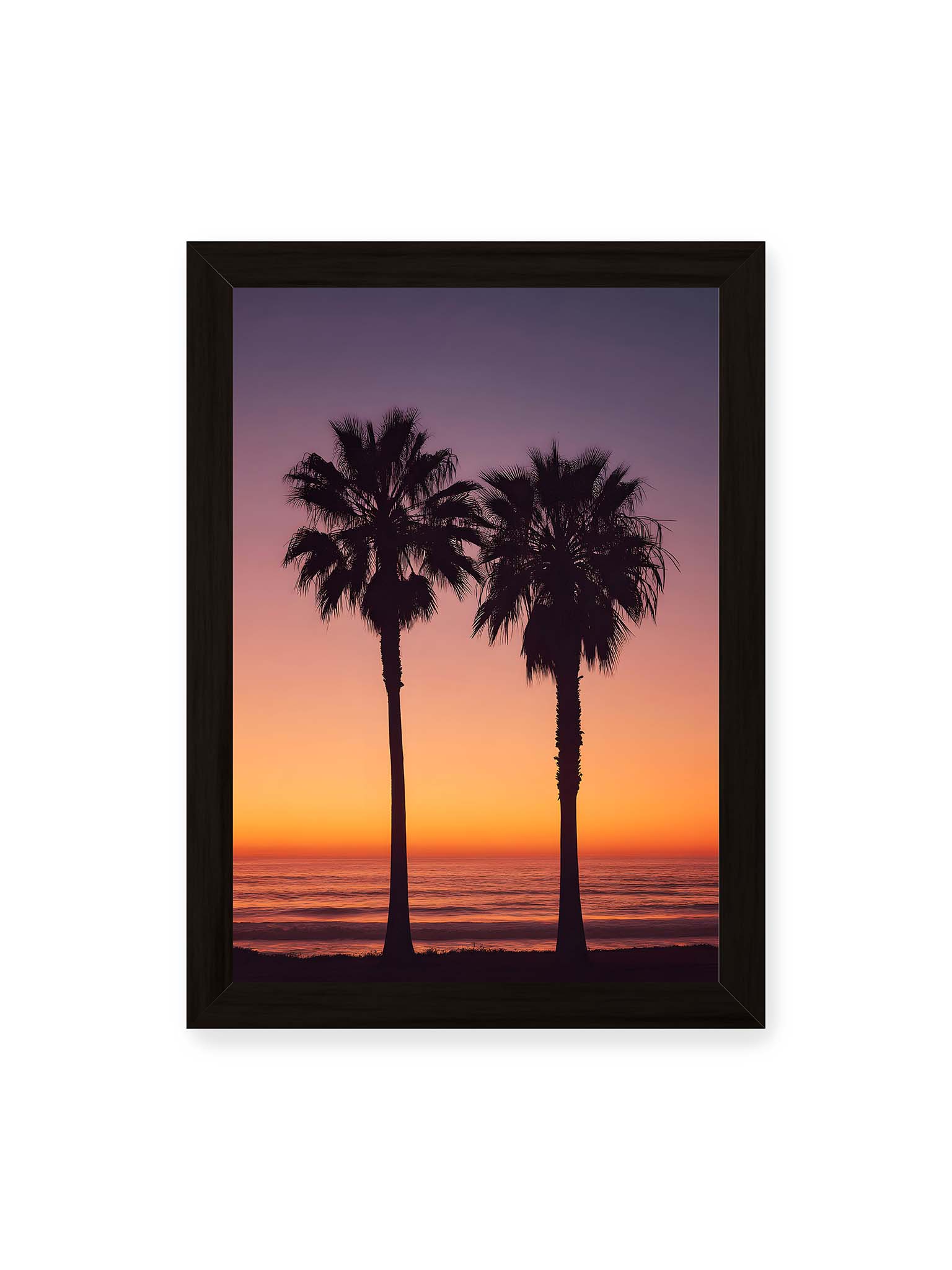 21x30 cm, schwarzer Rahmen – Zwei Palmensilhouetten vor leuchtendem Orange Lila Sonnenuntergang über dem Meer.