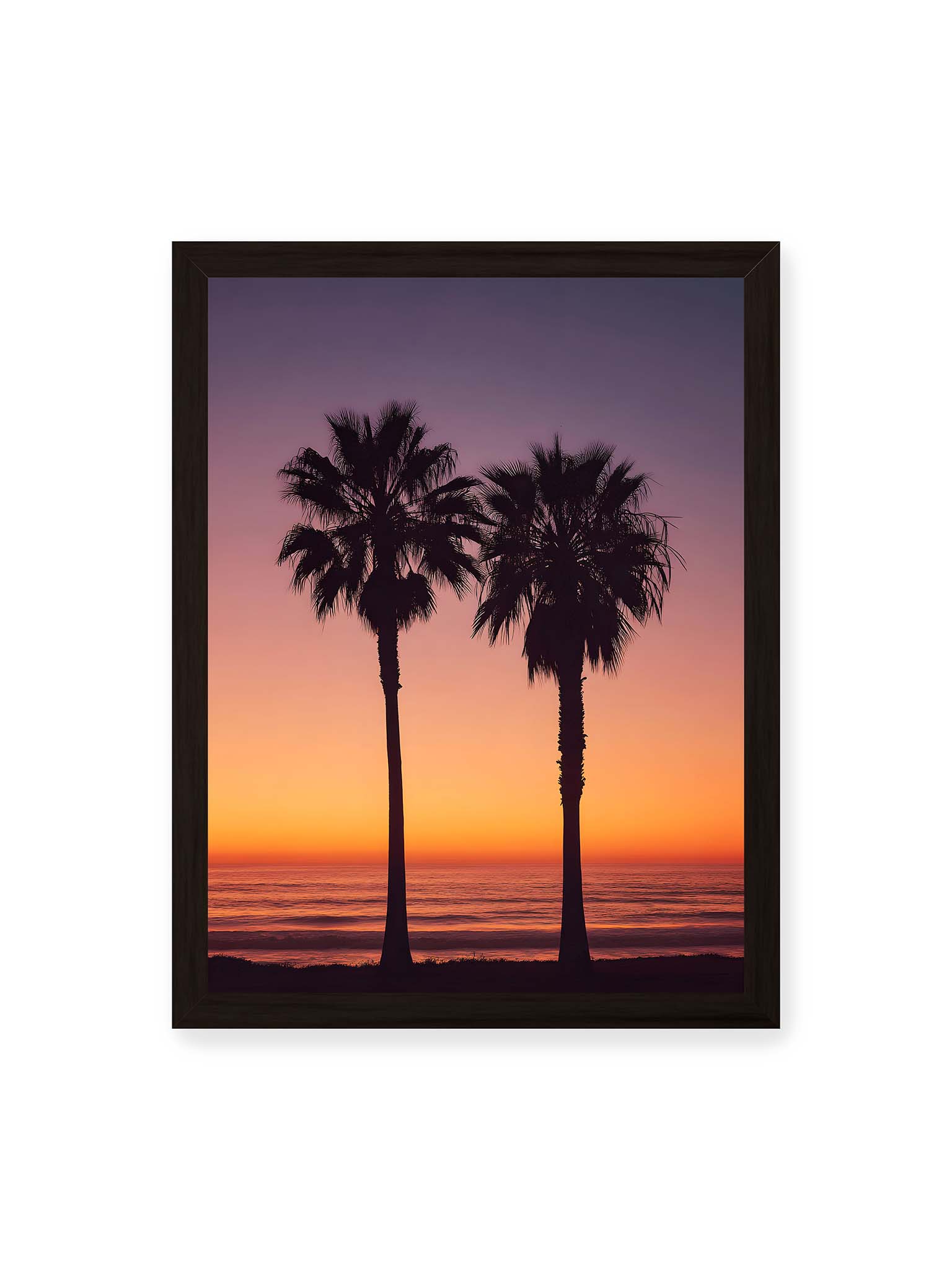 30x40 cm, schwarzer Rahmen – Zwei Palmensilhouetten vor leuchtendem Orange Lila Sonnenuntergang über dem Meer.
