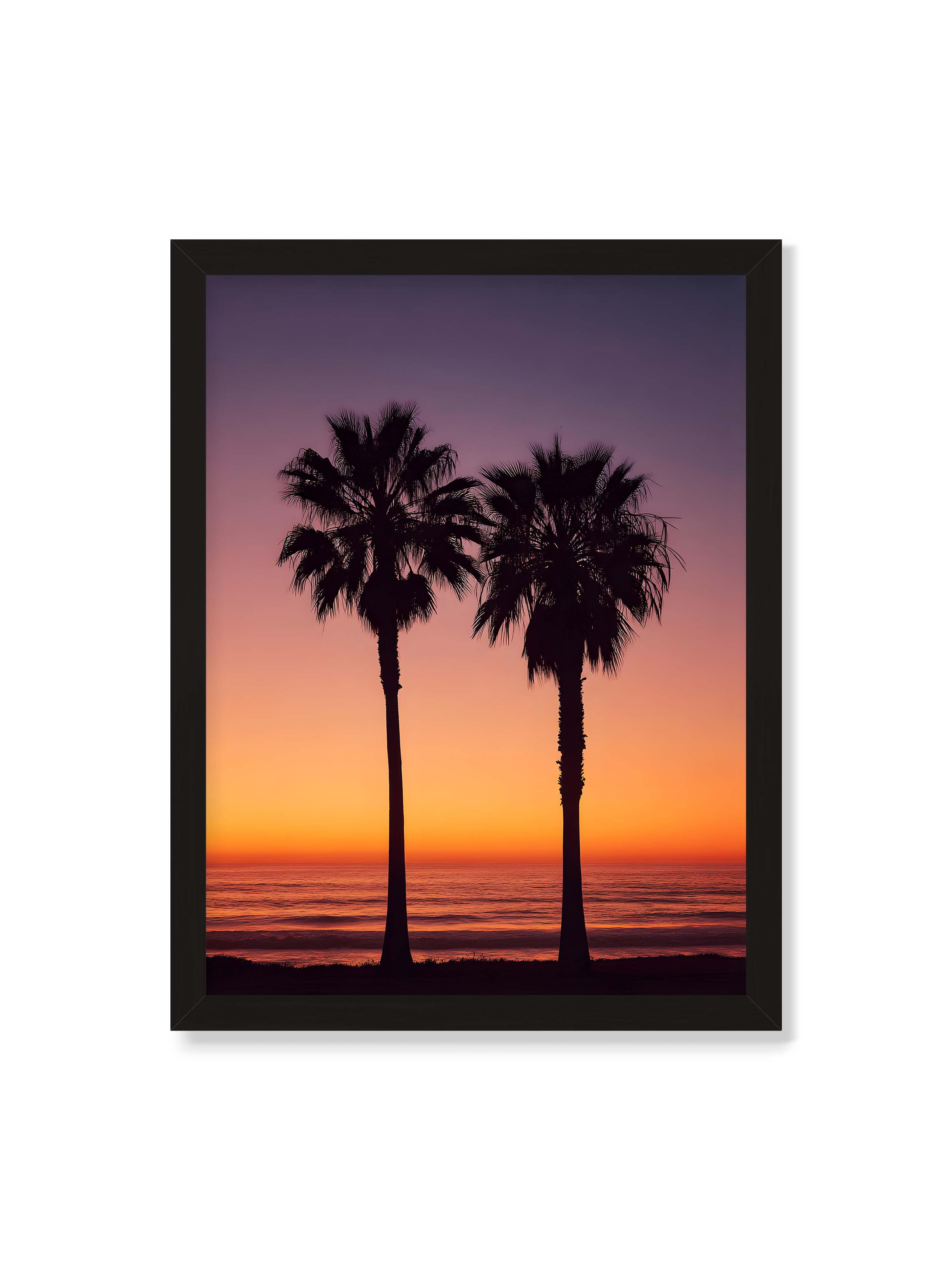 30x40 cm ohne Galerie-Rand mit schwarzem Rahmen – Silhouetten von Palmen im Sonnenuntergang mit Meer und sanften Farben im Hintergrund.