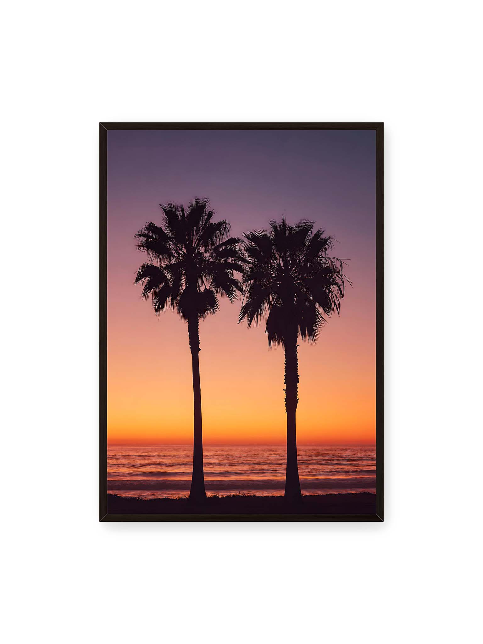 70x100 cm, schwarzer Rahmen – Zwei Palmensilhouetten vor leuchtendem Orange Lila Sonnenuntergang über dem Meer.