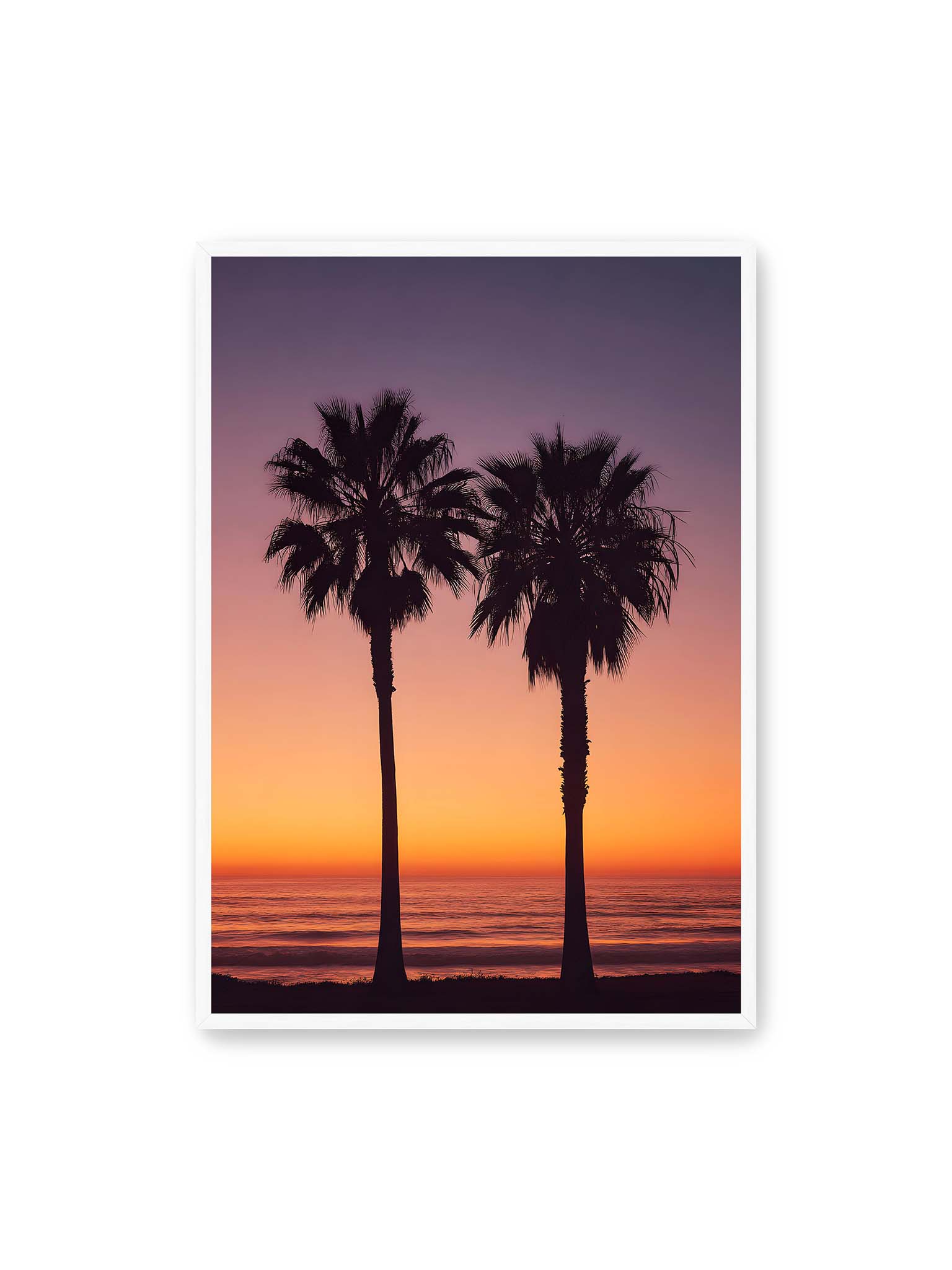 70x100 cm, weißer Rahmen – Zwei Palmensilhouetten vor leuchtendem Orange Lila Sonnenuntergang über dem Meer.