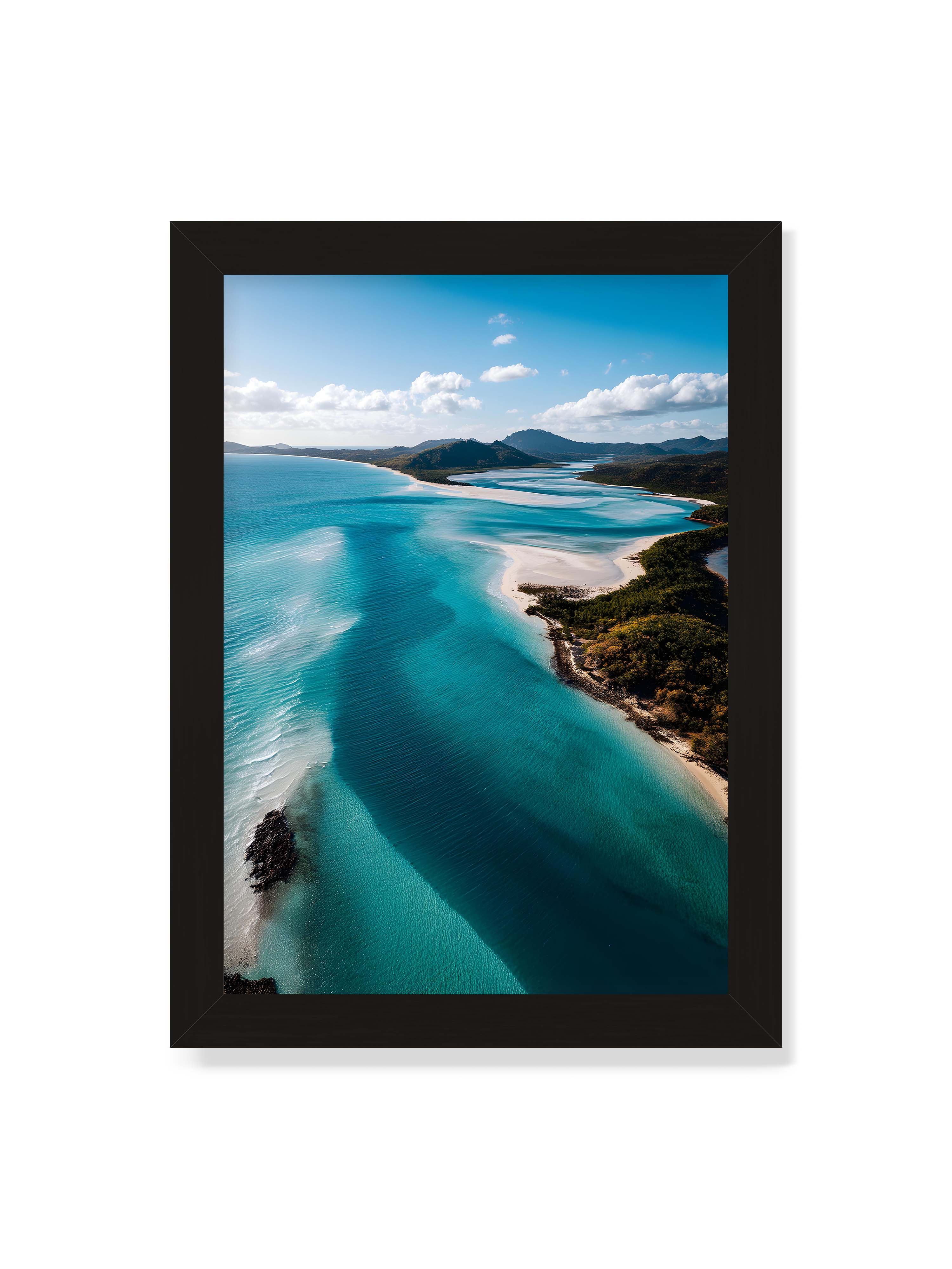 21x30 cm ohne Galerie-Rand mit schwarzem Rahmen – Türkisfarbenes Wasser, das sanft den Strand entlang fließt, umgeben von grünen Hügeln und klarem Himmel.