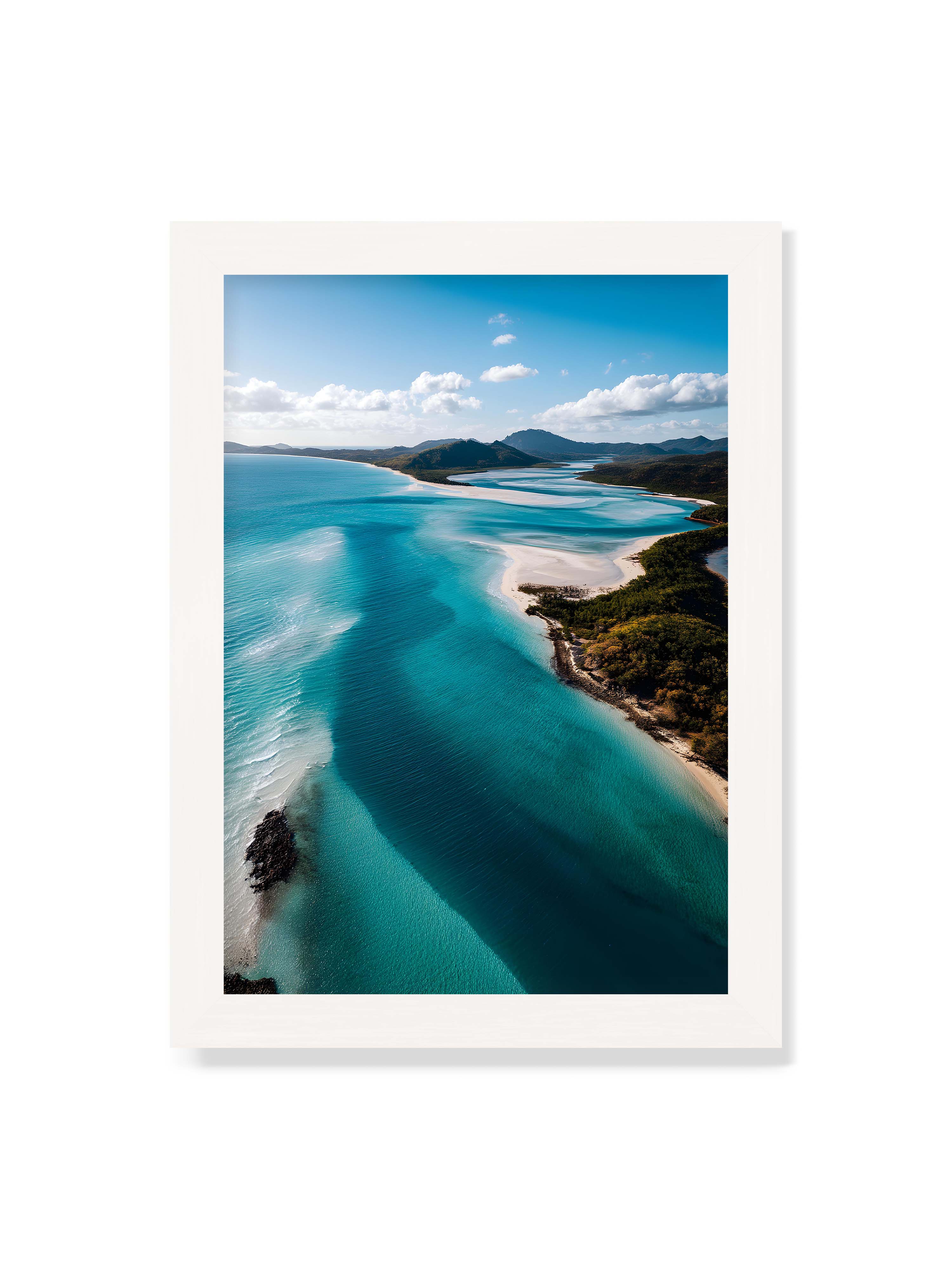 21x30 cm ohne Galerie-Rand mit weißem Rahmen – Türkisfarbenes Wasser, das sanft den Strand entlang fließt, umgeben von grünen Hügeln und klarem Himmel.