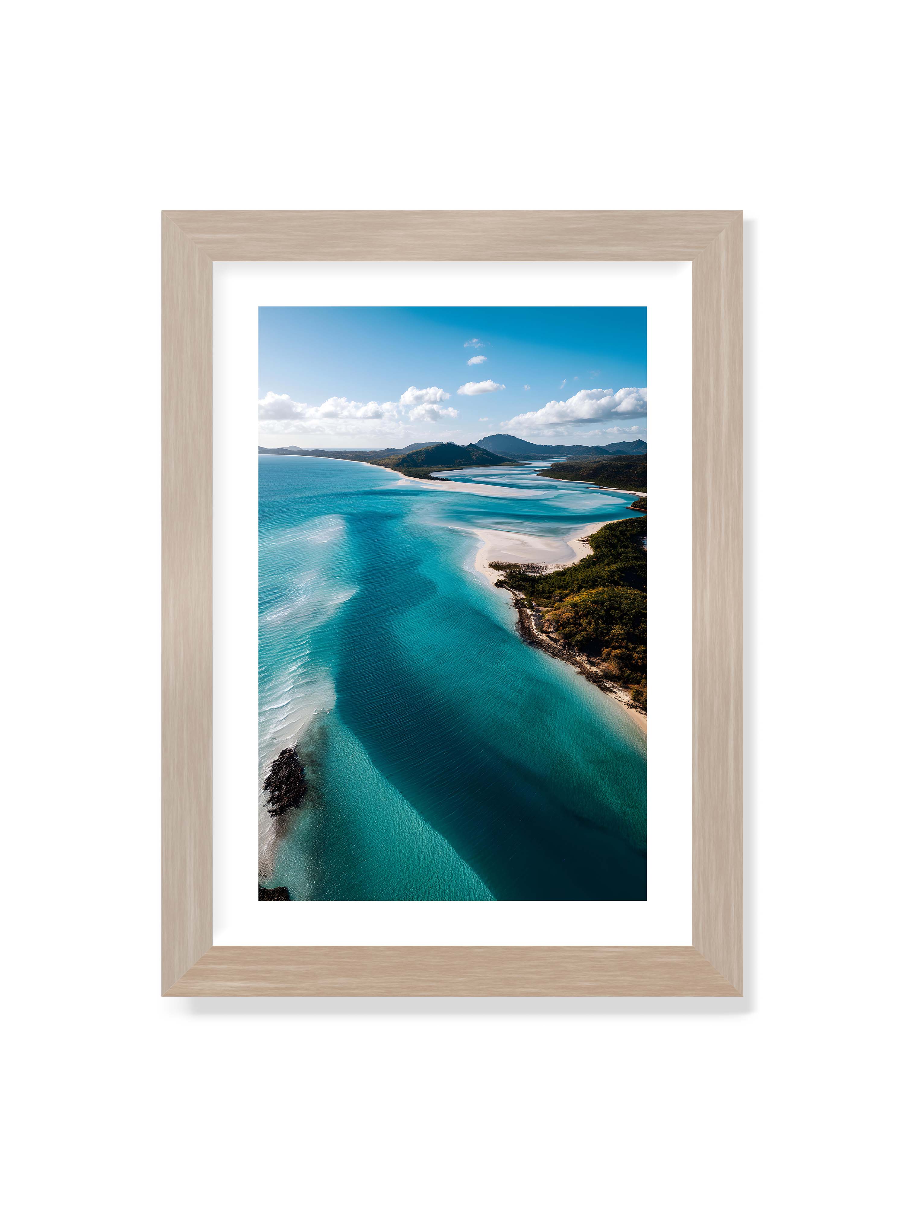 21x30 cm mit weißem Galerie-Rand im Eichenrahmen – Türkisfarbenes Wasser, das sanft den Strand entlang fließt, umgeben von grünen Hügeln und klarem Himmel.