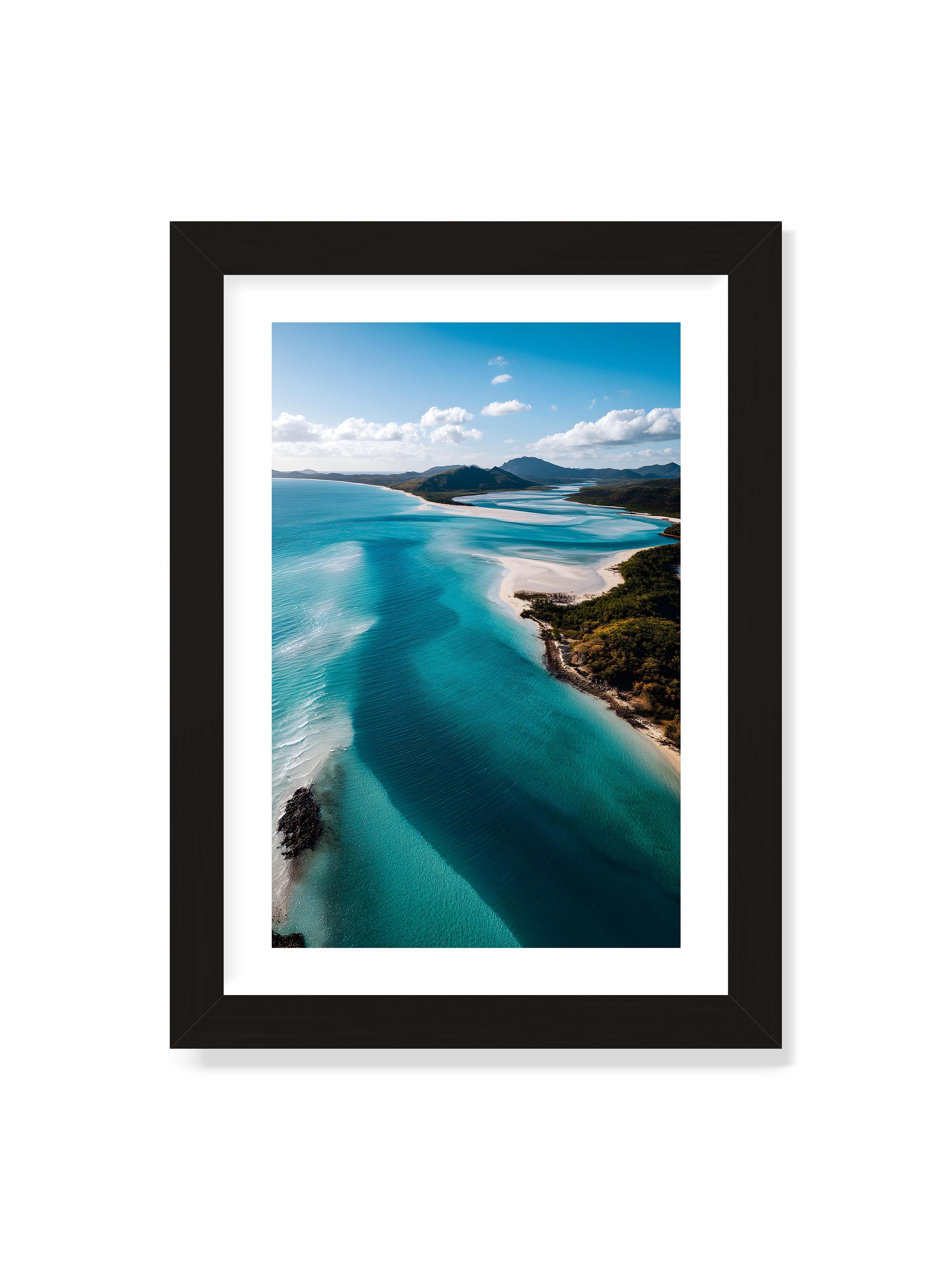 21x30 cm mit weißem Galerie-Rand mit schwarzem Rahmen – Türkisfarbenes Wasser, das sanft den Strand entlang fließt, umgeben von grünen Hügeln und klarem Himmel.