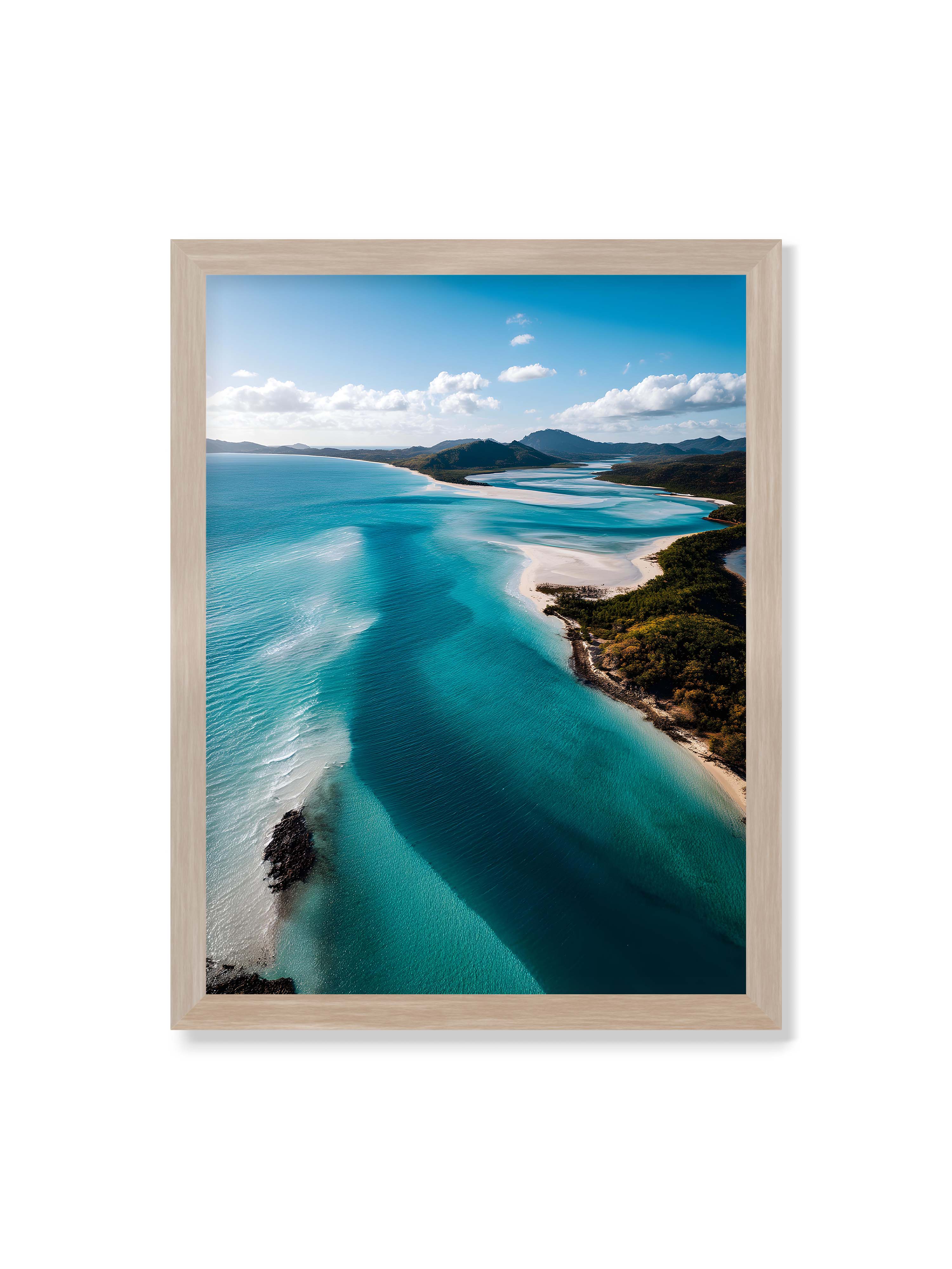 30x40 cm ohne Galerie-Rand im Eichenrahmen – Türkisfarbenes Wasser, das sanft den Strand entlang fließt, umgeben von grünen Hügeln und klarem Himmel.