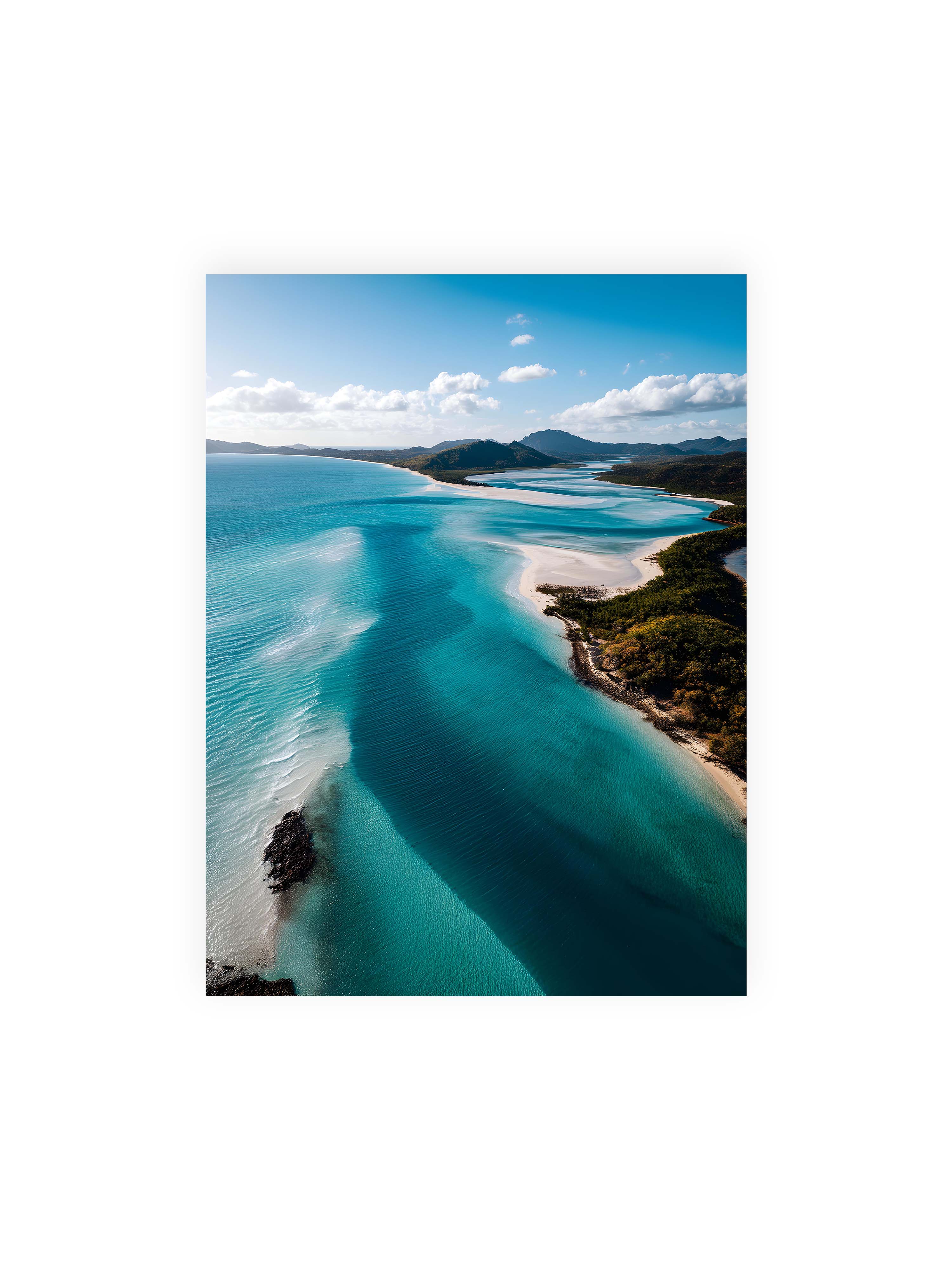 30x40 cm ohne Galerie-Rand ohne Rahmen – Türkisfarbenes Wasser, das sanft den Strand entlang fließt, umgeben von grünen Hügeln und klarem Himmel.
