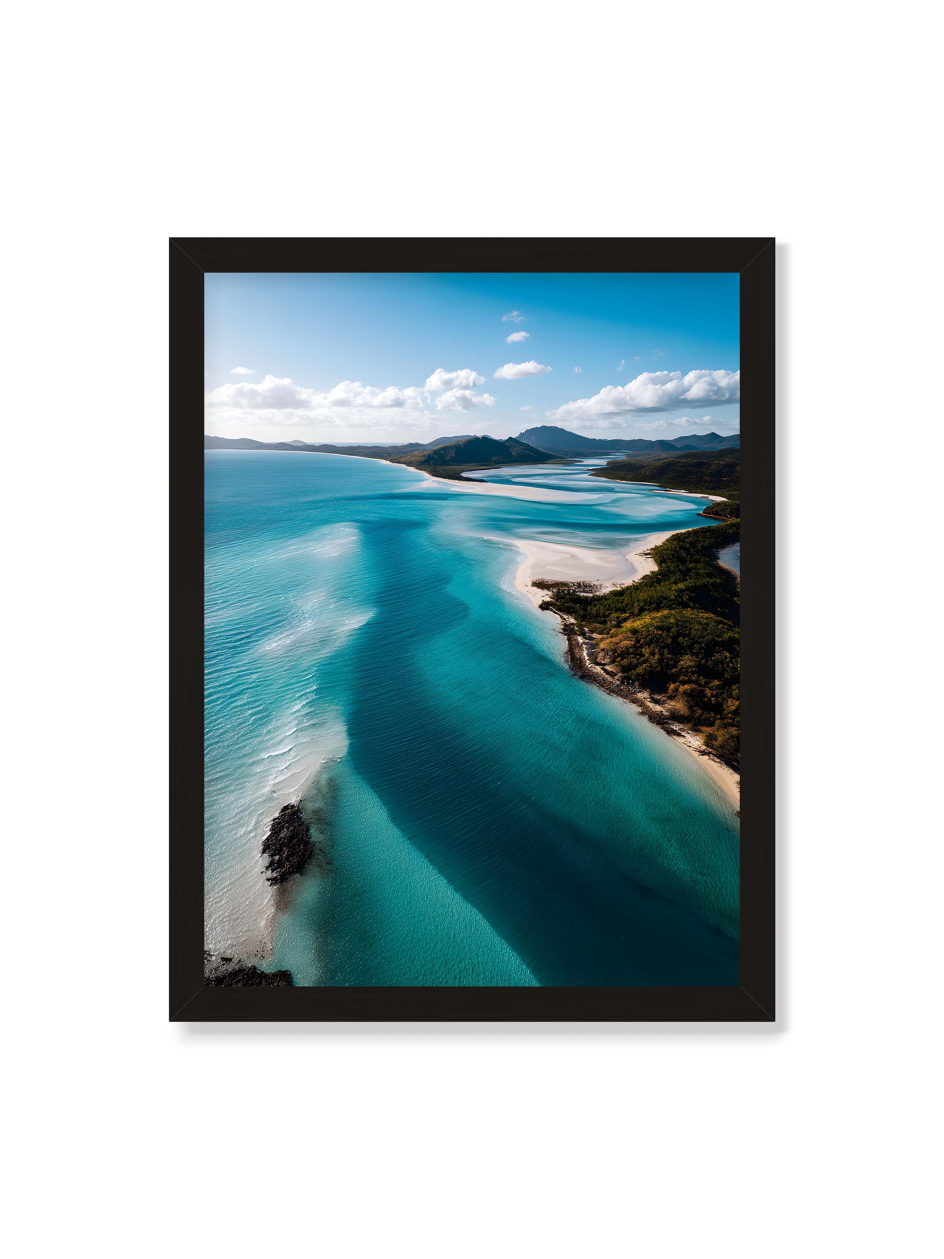 30x40 cm ohne Galerie-Rand mit schwarzem Rahmen – Türkisfarbenes Wasser, das sanft den Strand entlang fließt, umgeben von grünen Hügeln und klarem Himmel.
