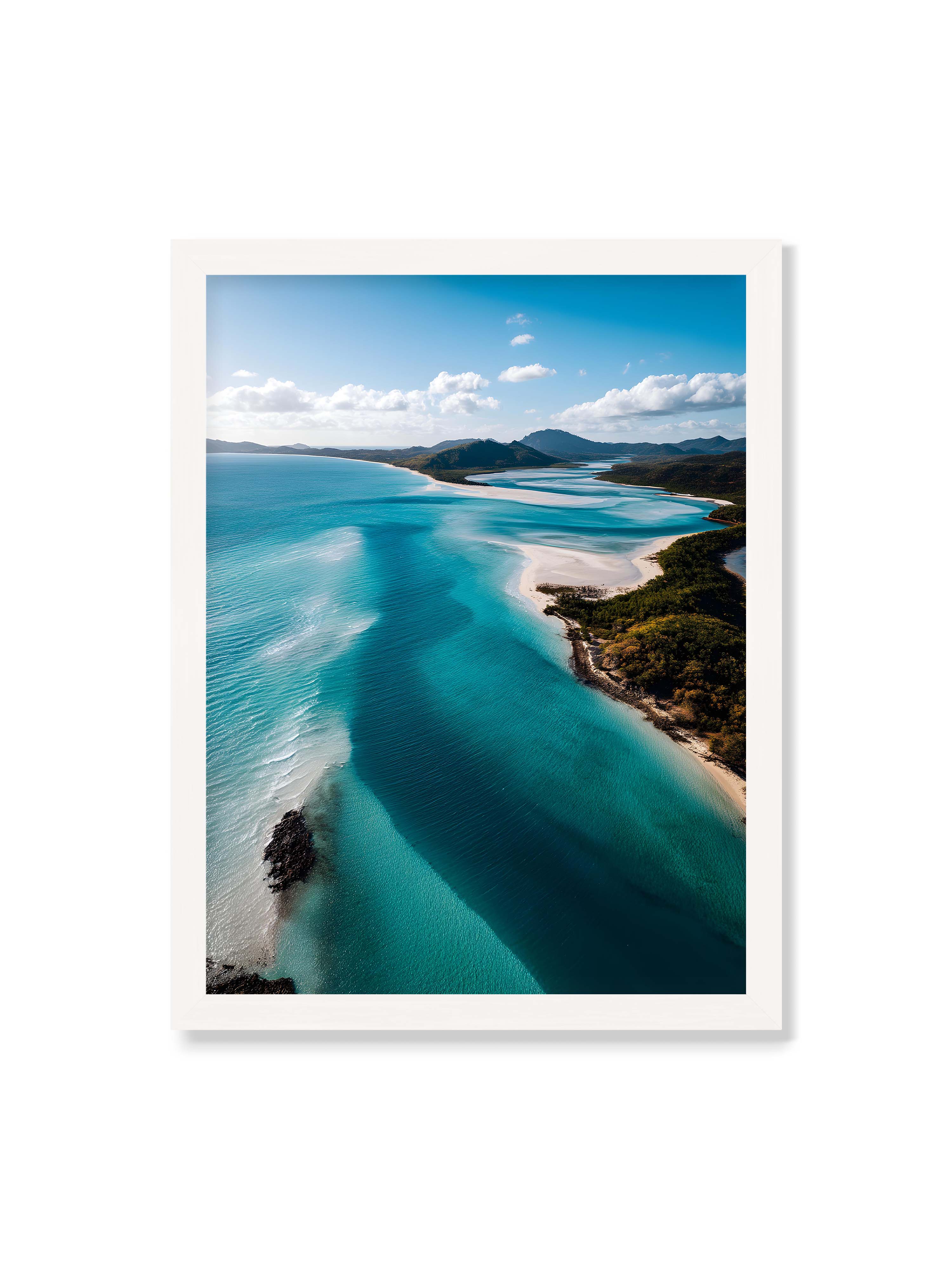 30x40 cm ohne Galerie-Rand mit weißem Rahmen – Türkisfarbenes Wasser, das sanft den Strand entlang fließt, umgeben von grünen Hügeln und klarem Himmel.