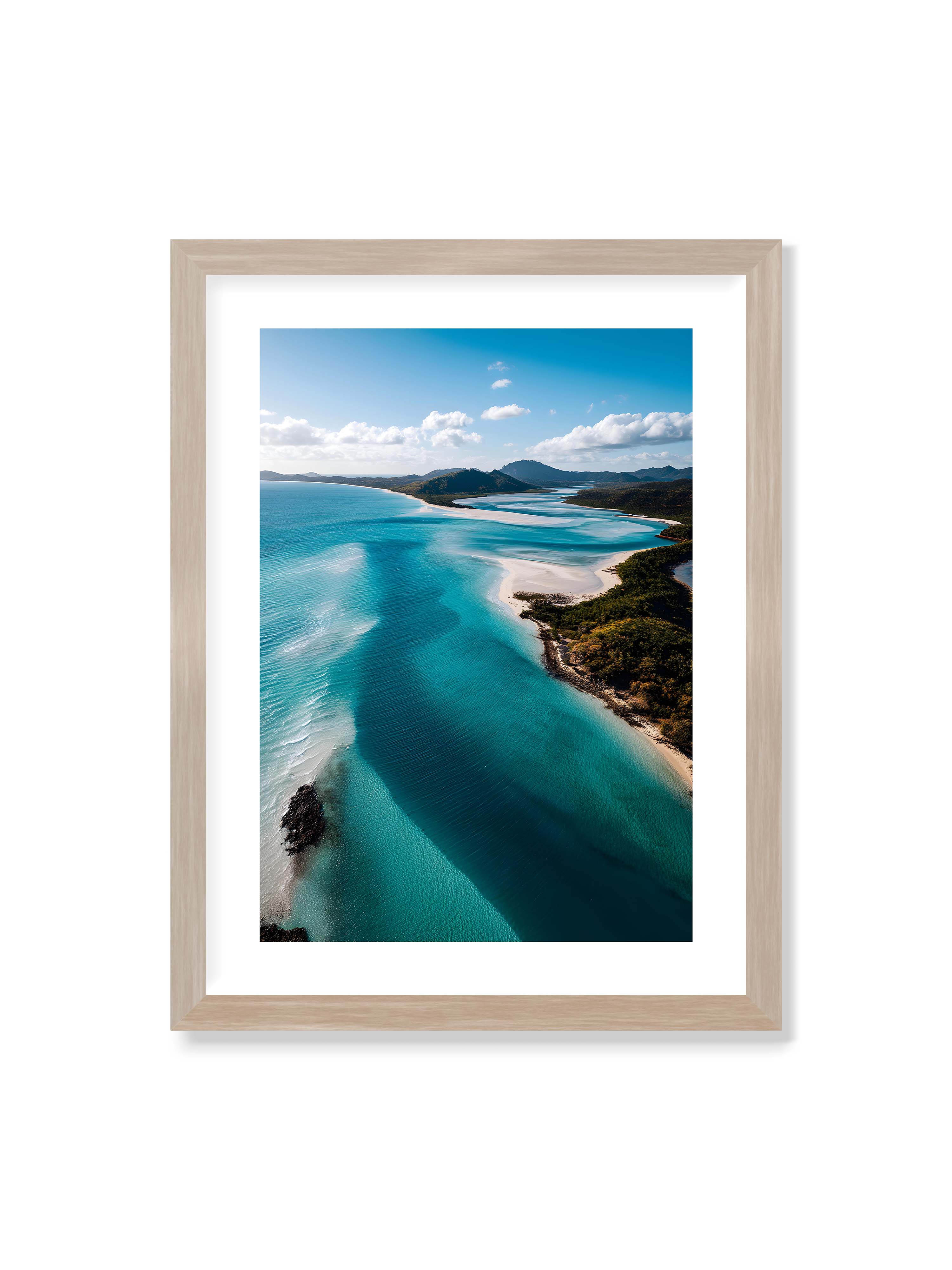 30x40 cm mit weißem Galerie-Rand im Eichenrahmen – Türkisfarbenes Wasser, das sanft den Strand entlang fließt, umgeben von grünen Hügeln und klarem Himmel.