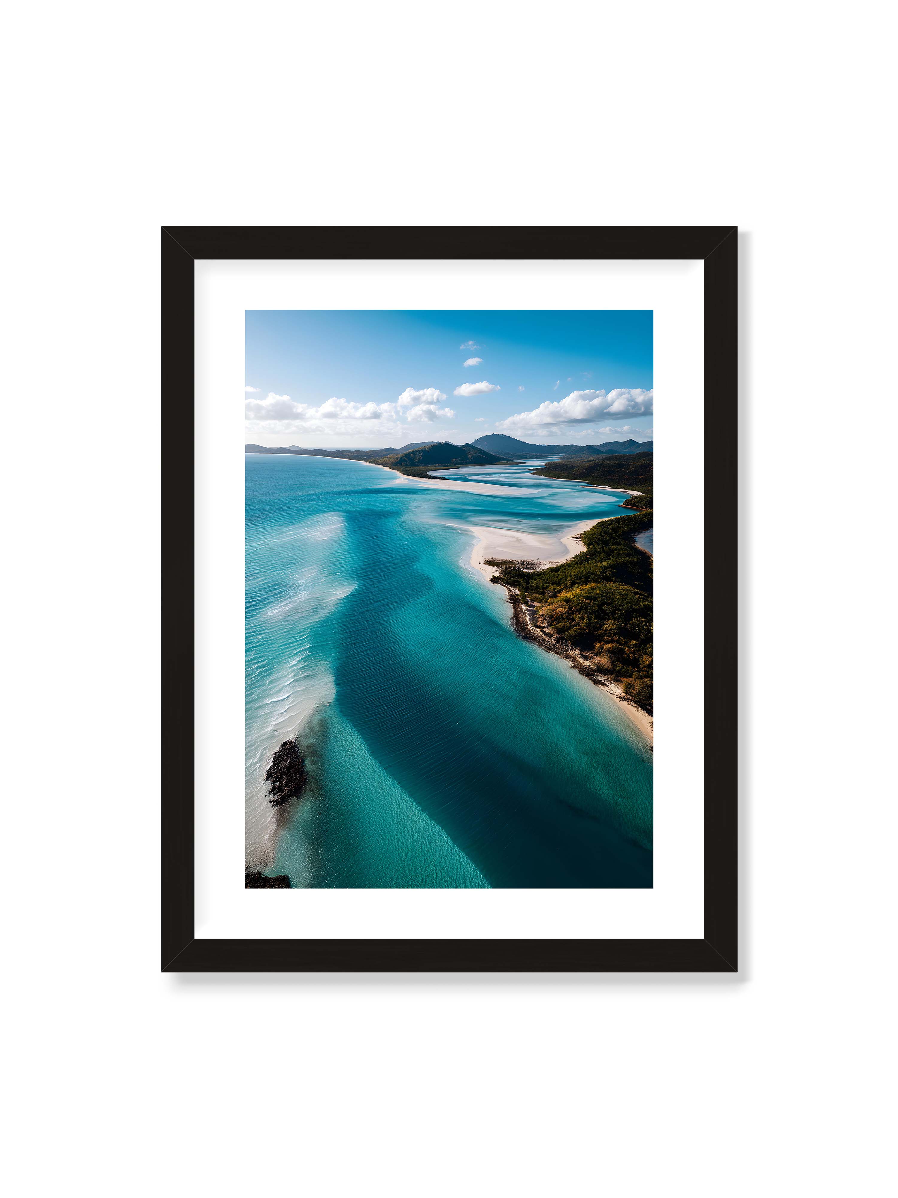 30x40 cm mit weißem Galerie-Rand mit schwarzem Rahmen – Türkisfarbenes Wasser, das sanft den Strand entlang fließt, umgeben von grünen Hügeln und klarem Himmel.