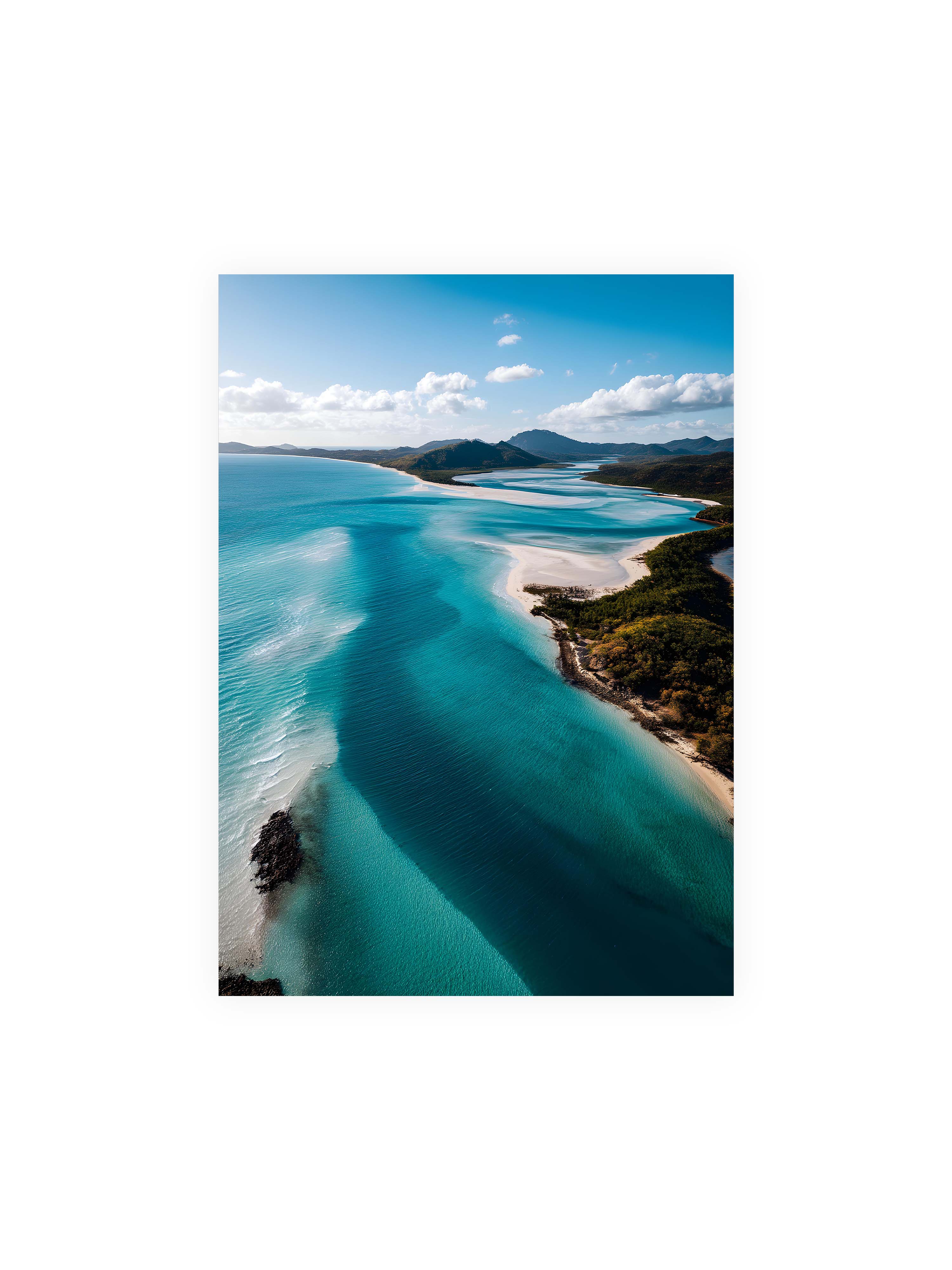 50x70 cm ohne Galerie-Rand ohne Rahmen – Türkisfarbenes Wasser, das sanft den Strand entlang fließt, umgeben von grünen Hügeln und klarem Himmel.