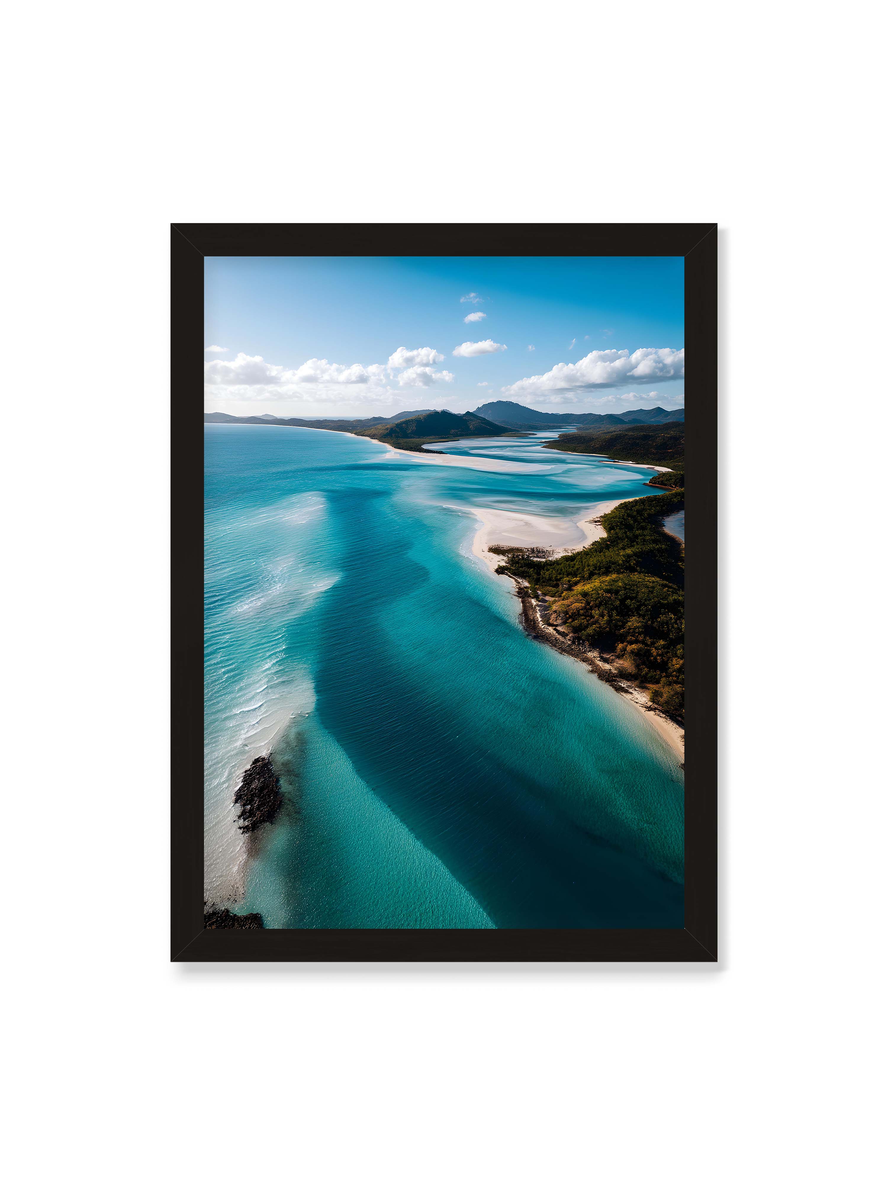 50x70 cm ohne Galerie-Rand mit schwarzem Rahmen – Türkisfarbenes Wasser, das sanft den Strand entlang fließt, umgeben von grünen Hügeln und klarem Himmel.