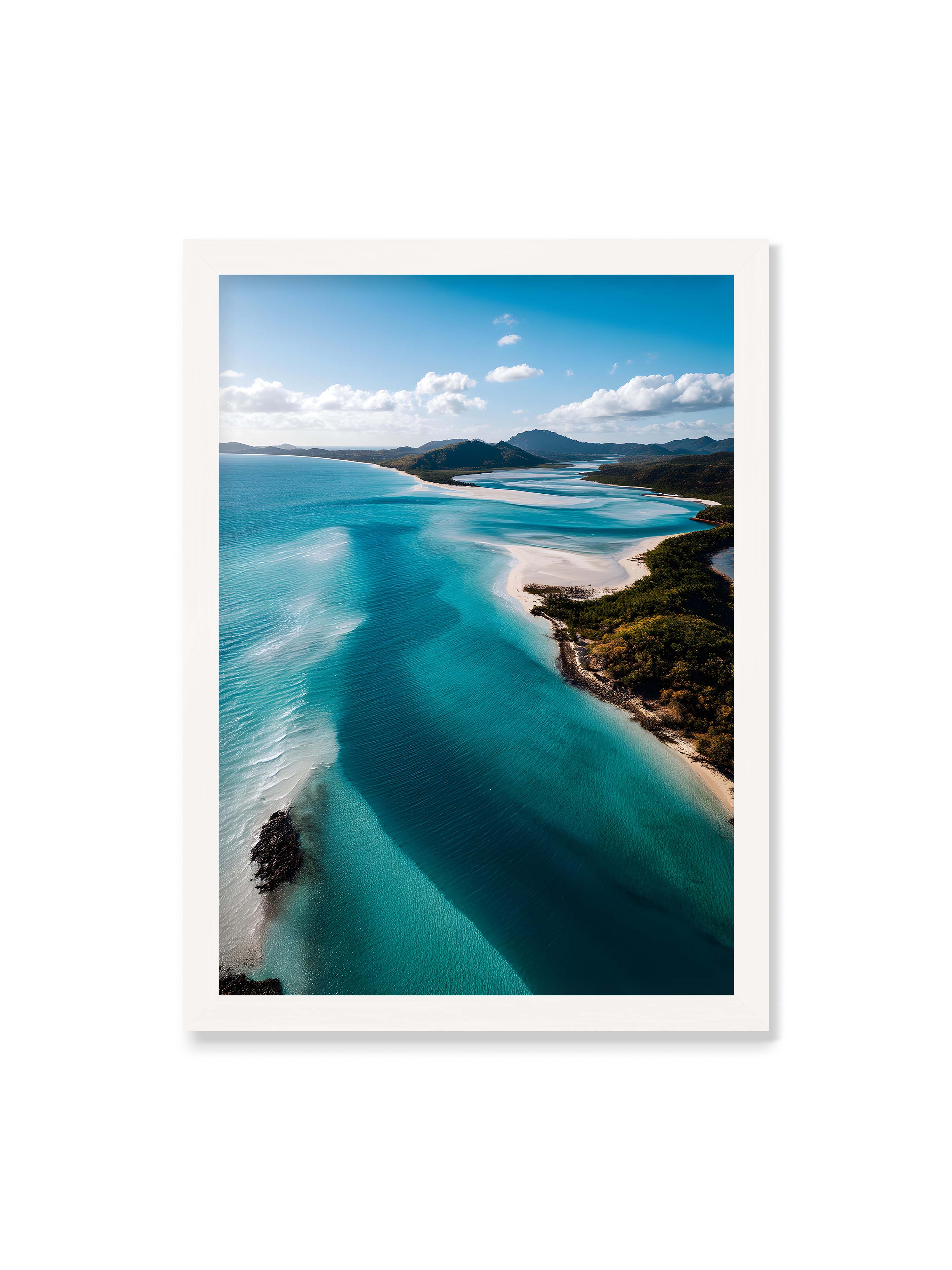 50x70 cm ohne Galerie-Rand mit weißem Rahmen – Türkisfarbenes Wasser, das sanft den Strand entlang fließt, umgeben von grünen Hügeln und klarem Himmel.
