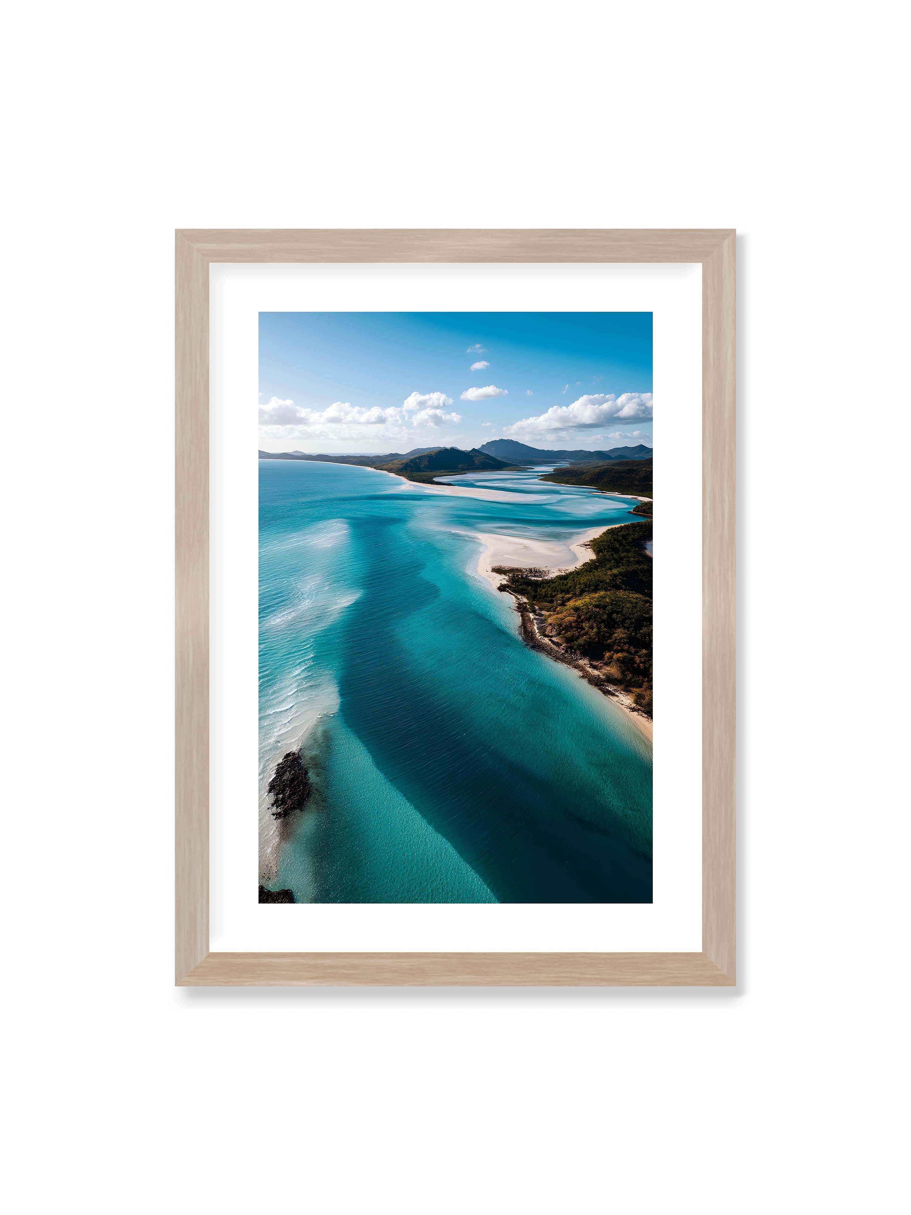 50x70 cm mit weißem Galerie-Rand im Eichenrahmen – Türkisfarbenes Wasser, das sanft den Strand entlang fließt, umgeben von grünen Hügeln und klarem Himmel.