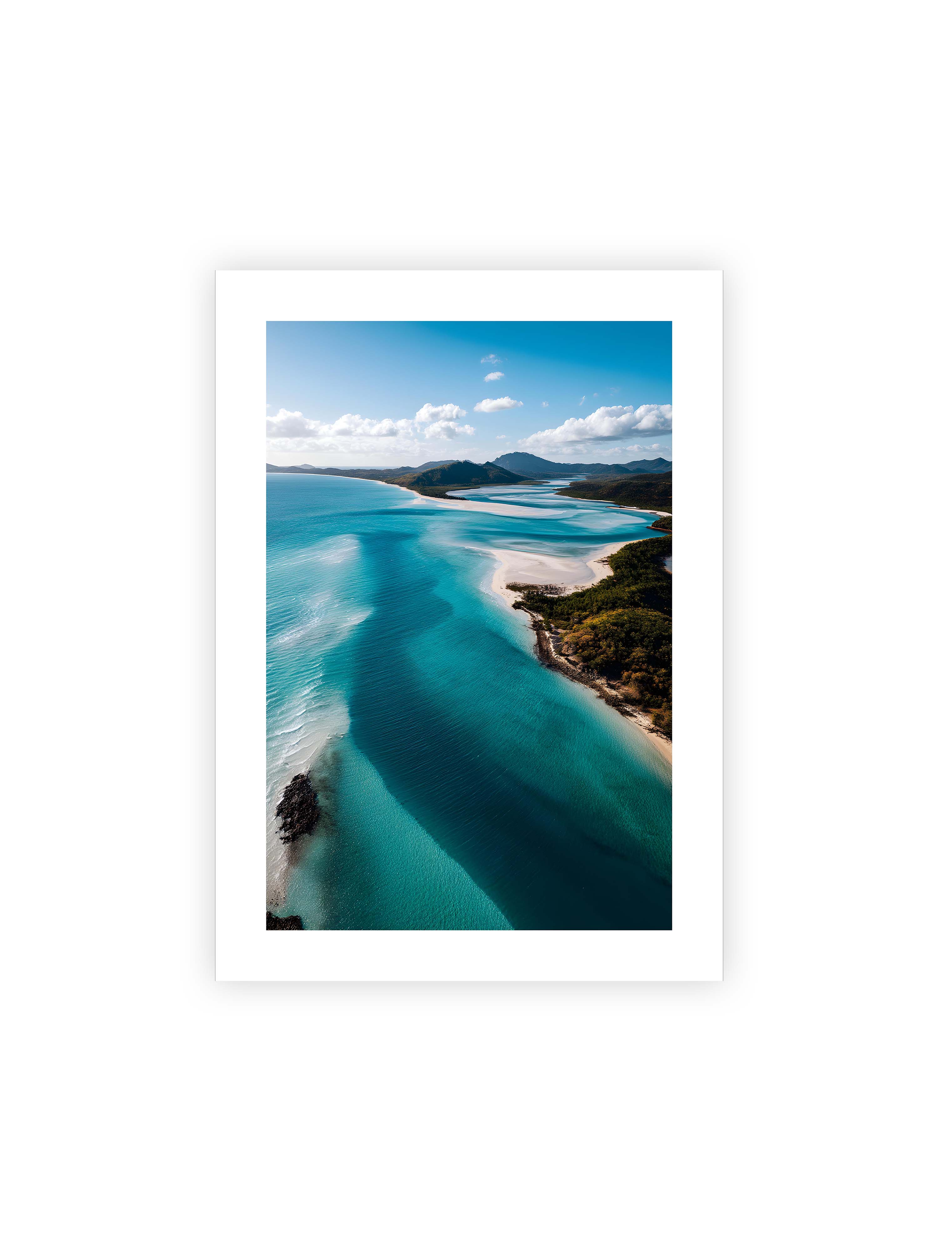 50x70 cm mit weißem Galerie-Rand ohne Rahmen – Türkisfarbenes Wasser, das sanft den Strand entlang fließt, umgeben von grünen Hügeln und klarem Himmel.