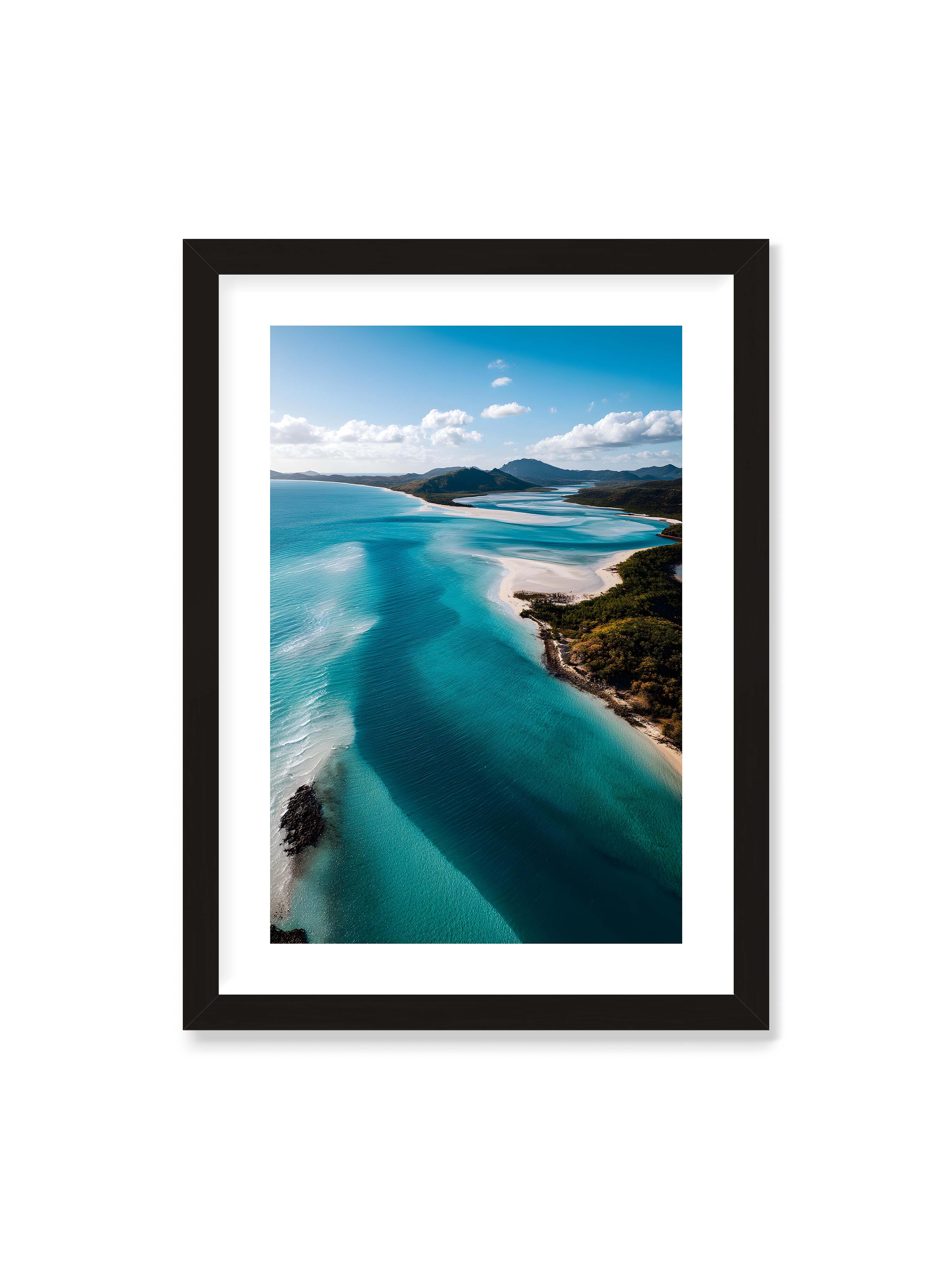 50x70 cm mit weißem Galerie-Rand mit schwarzem Rahmen – Türkisfarbenes Wasser, das sanft den Strand entlang fließt, umgeben von grünen Hügeln und klarem Himmel.