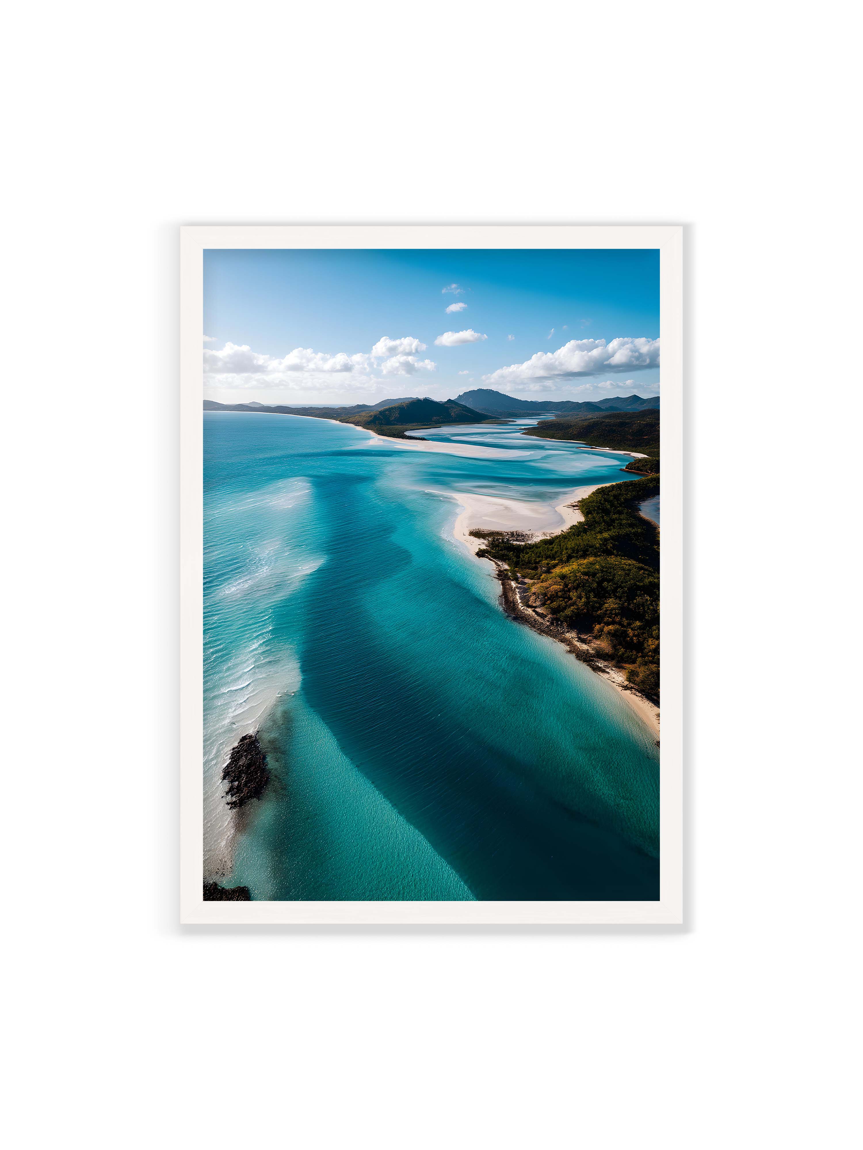 70x100 cm ohne Galerie-Rand mit weißem Rahmen – Türkisfarbenes Wasser, das sanft den Strand entlang fließt, umgeben von grünen Hügeln und klarem Himmel.
