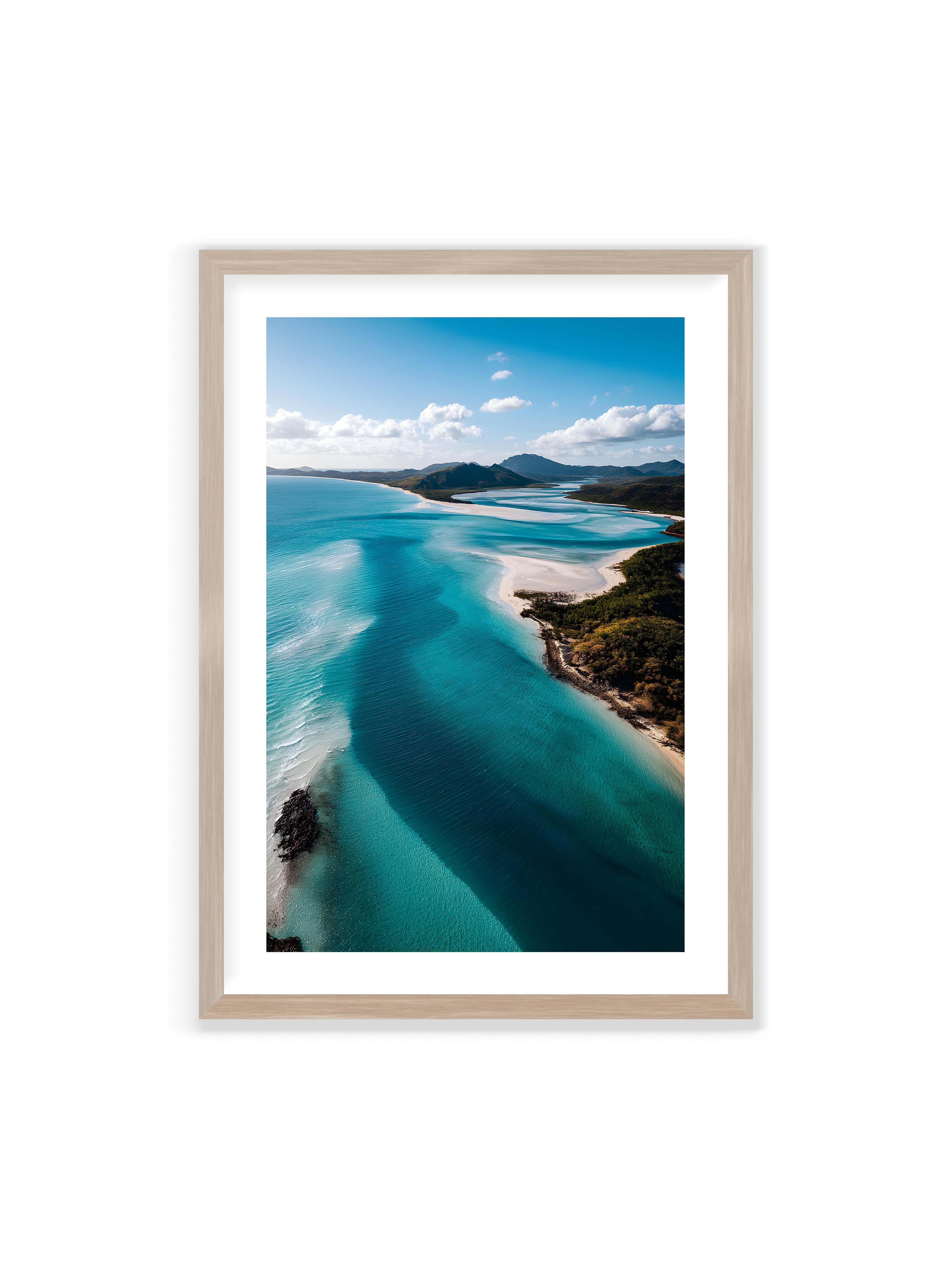 70x100 cm mit weißem Galerie-Rand im Eichenrahmen – Türkisfarbenes Wasser, das sanft den Strand entlang fließt, umgeben von grünen Hügeln und klarem Himmel.