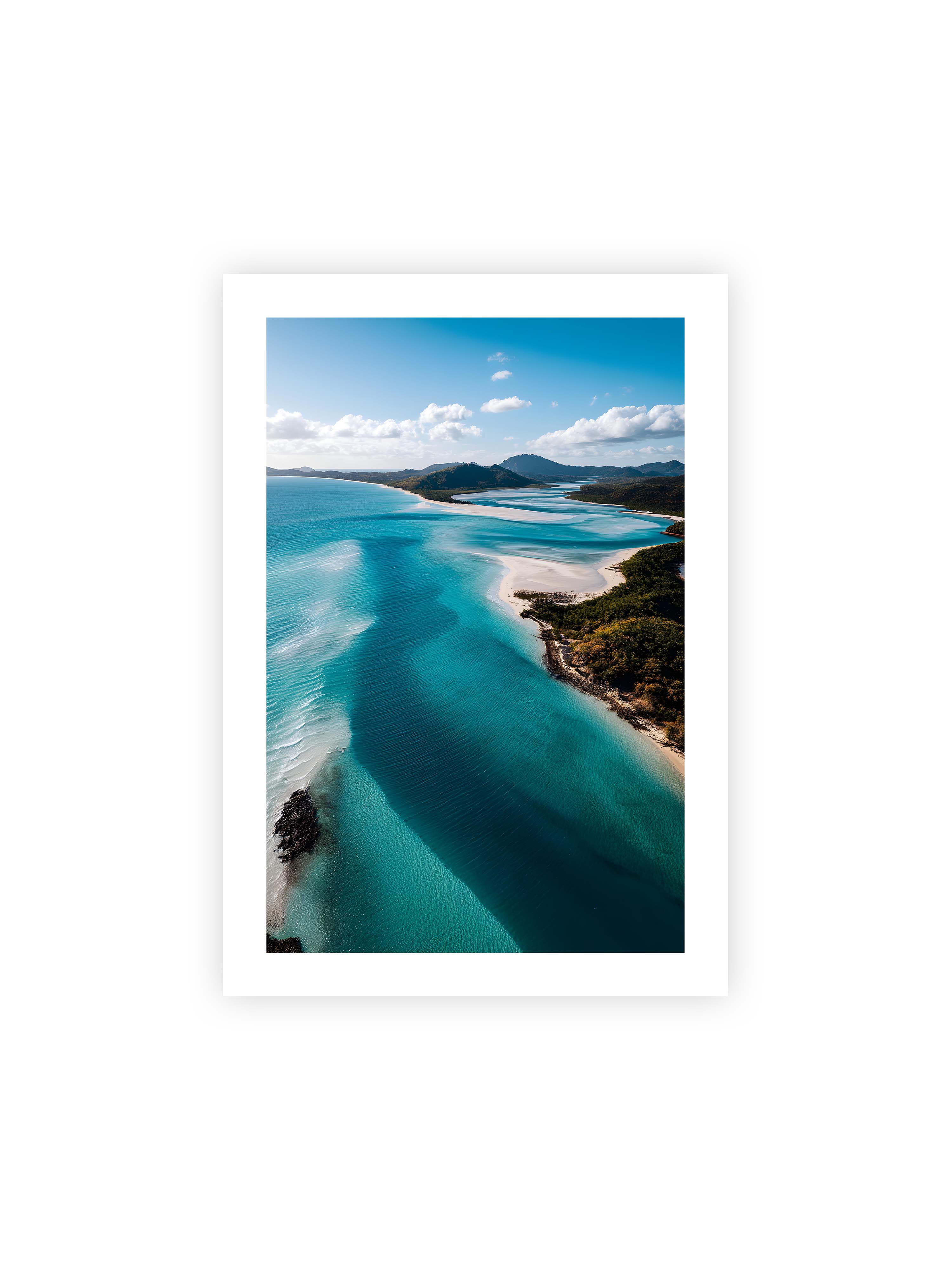 70x100 cm mit weißem Galerie-Rand ohne Rahmen – Türkisfarbenes Wasser, das sanft den Strand entlang fließt, umgeben von grünen Hügeln und klarem Himmel.