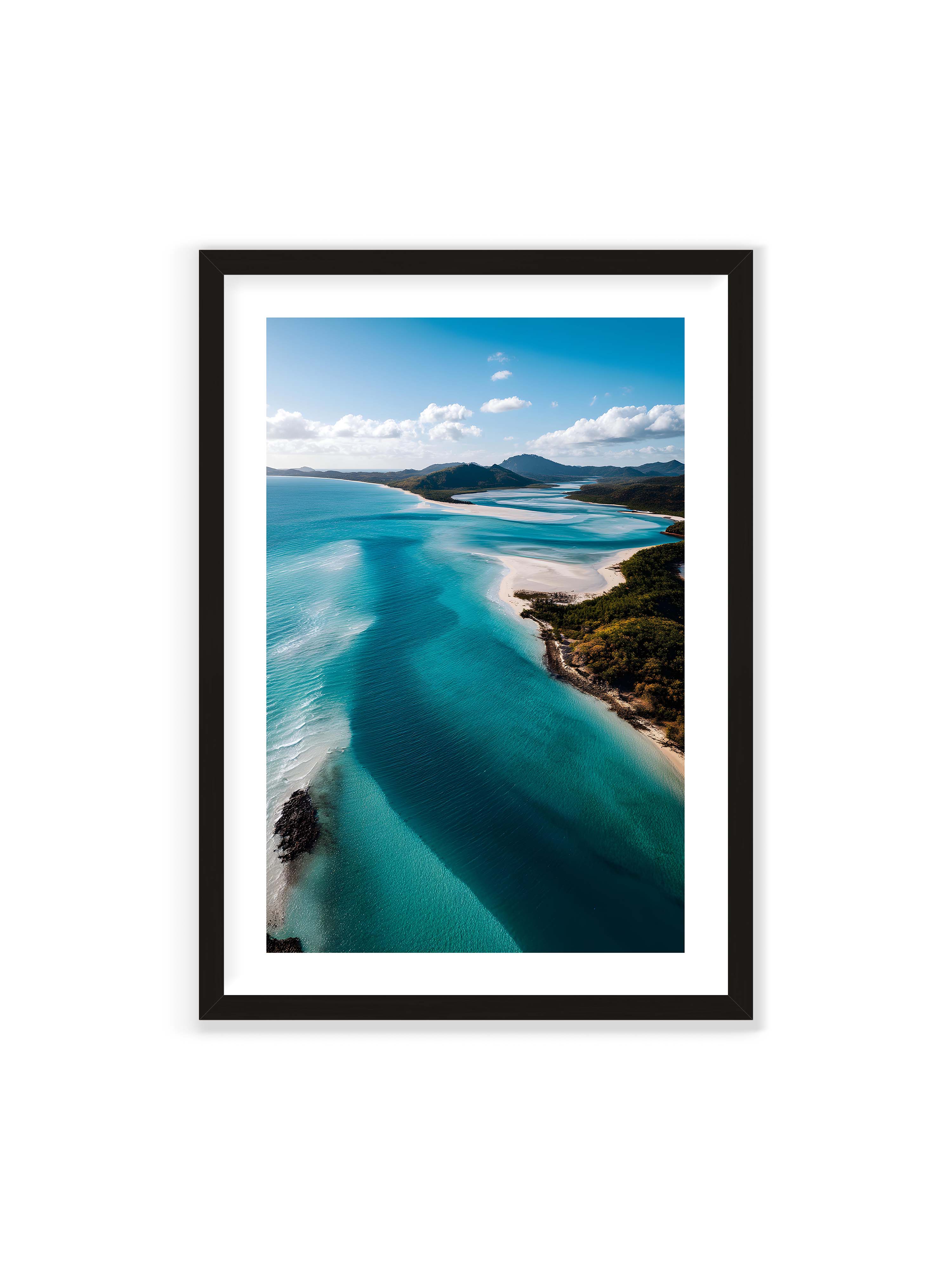 70x100 cm mit weißem Galerie-Rand mit schwarzem Rahmen – Türkisfarbenes Wasser, das sanft den Strand entlang fließt, umgeben von grünen Hügeln und klarem Himmel.