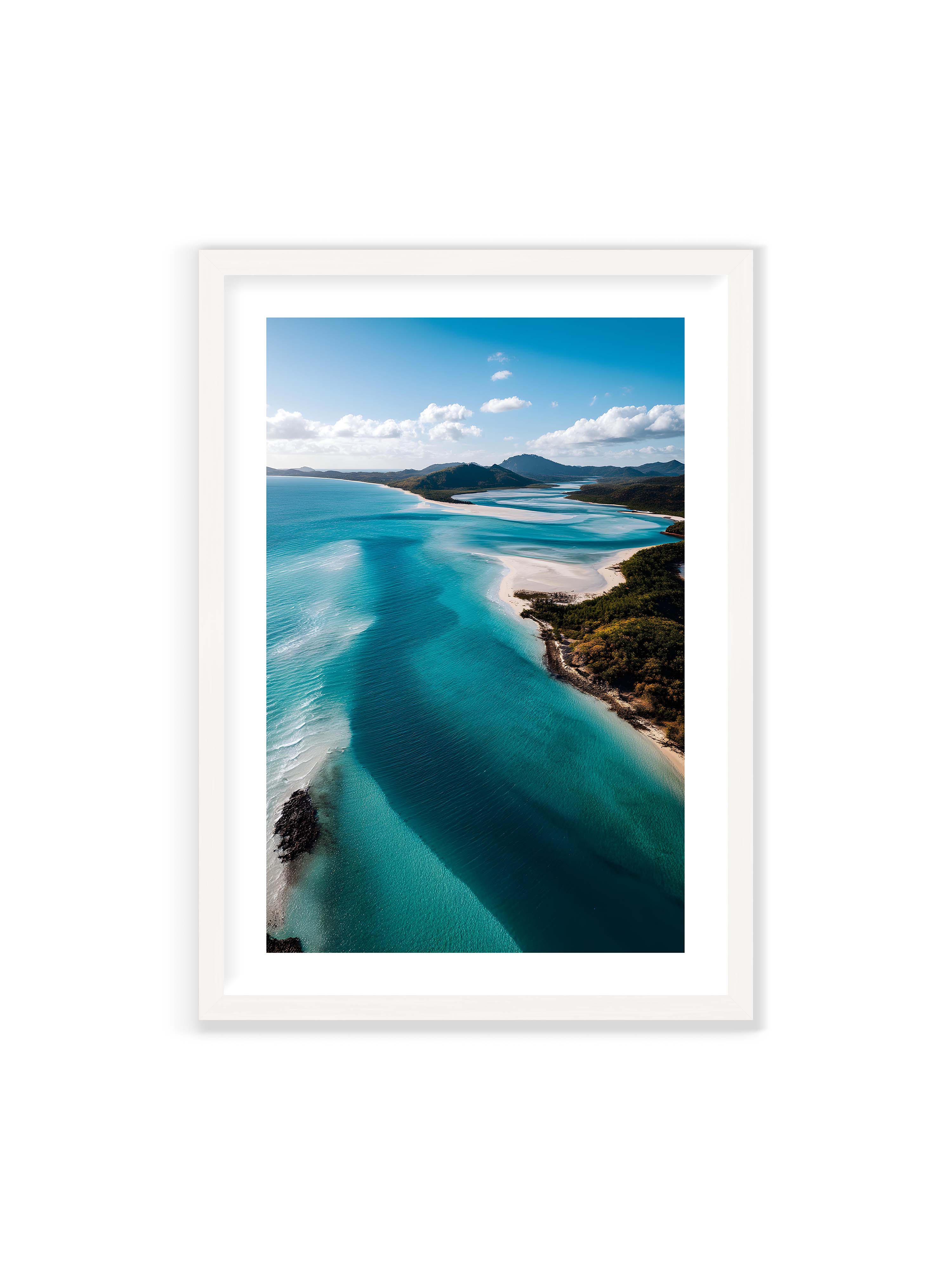 70x100 cm mit weißem Galerie-Rand mit weißem Rahmen – Türkisfarbenes Wasser, das sanft den Strand entlang fließt, umgeben von grünen Hügeln und klarem Himmel.