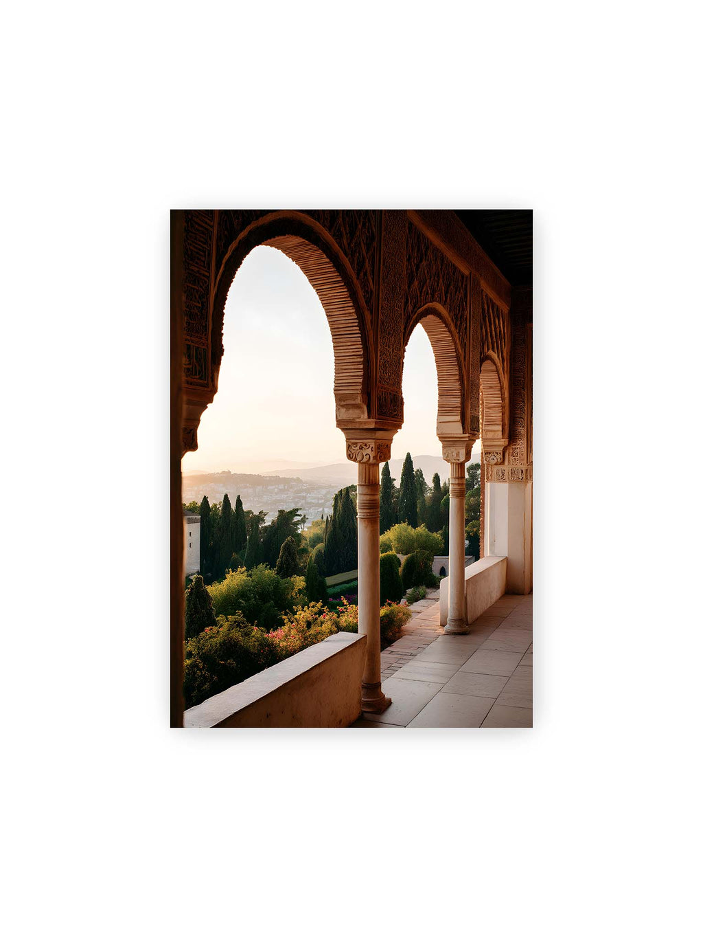 21x30 cm – Blick durch die verzierten Bögen der Alhambra auf die Gärten und Hügel, erleuchtet von sanftem Licht.