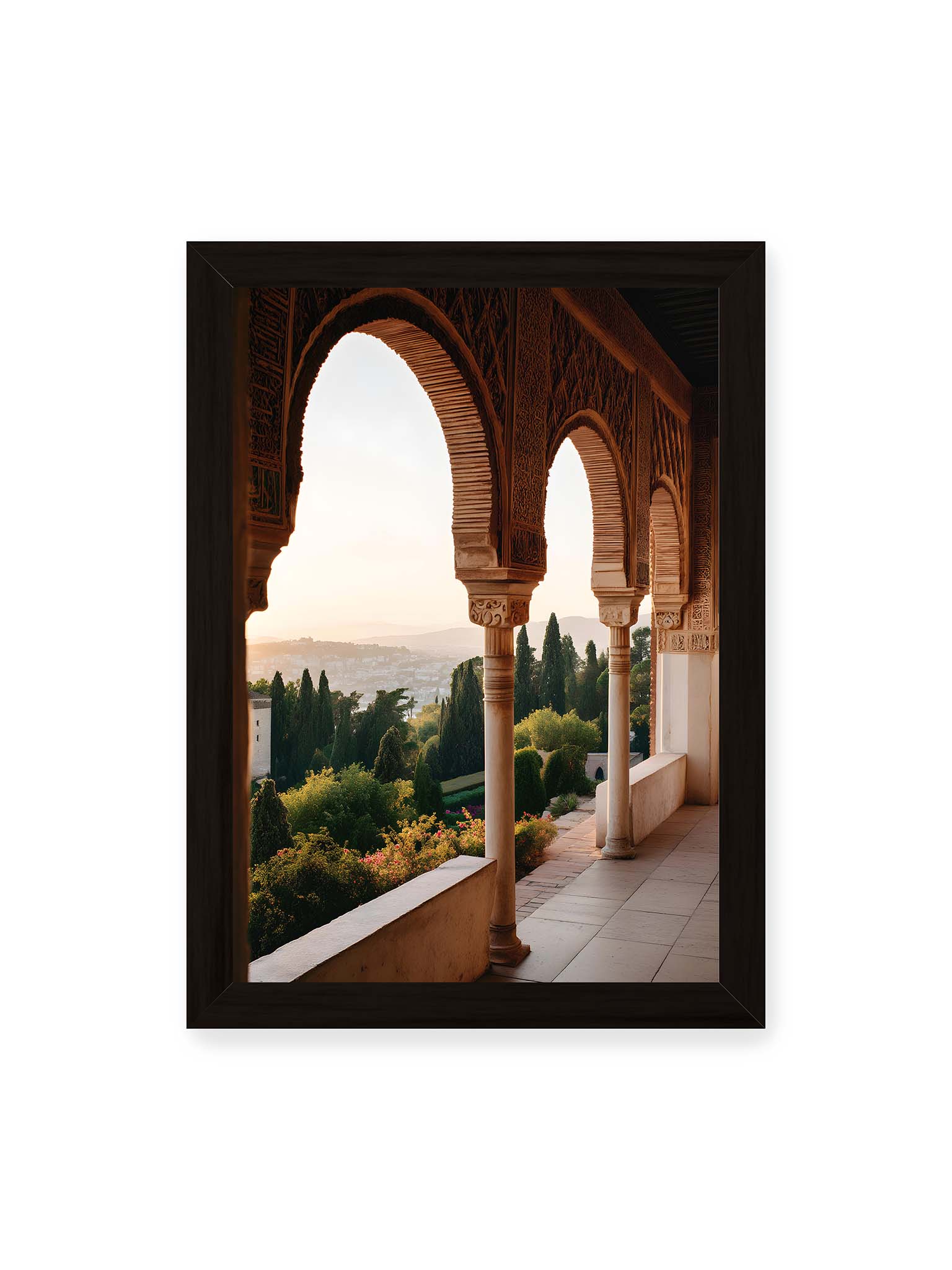 21x30 cm, schwarzer Rahmen – Blick durch die verzierten Bögen der Alhambra auf die Gärten und Hügel, erleuchtet von sanftem Licht.
