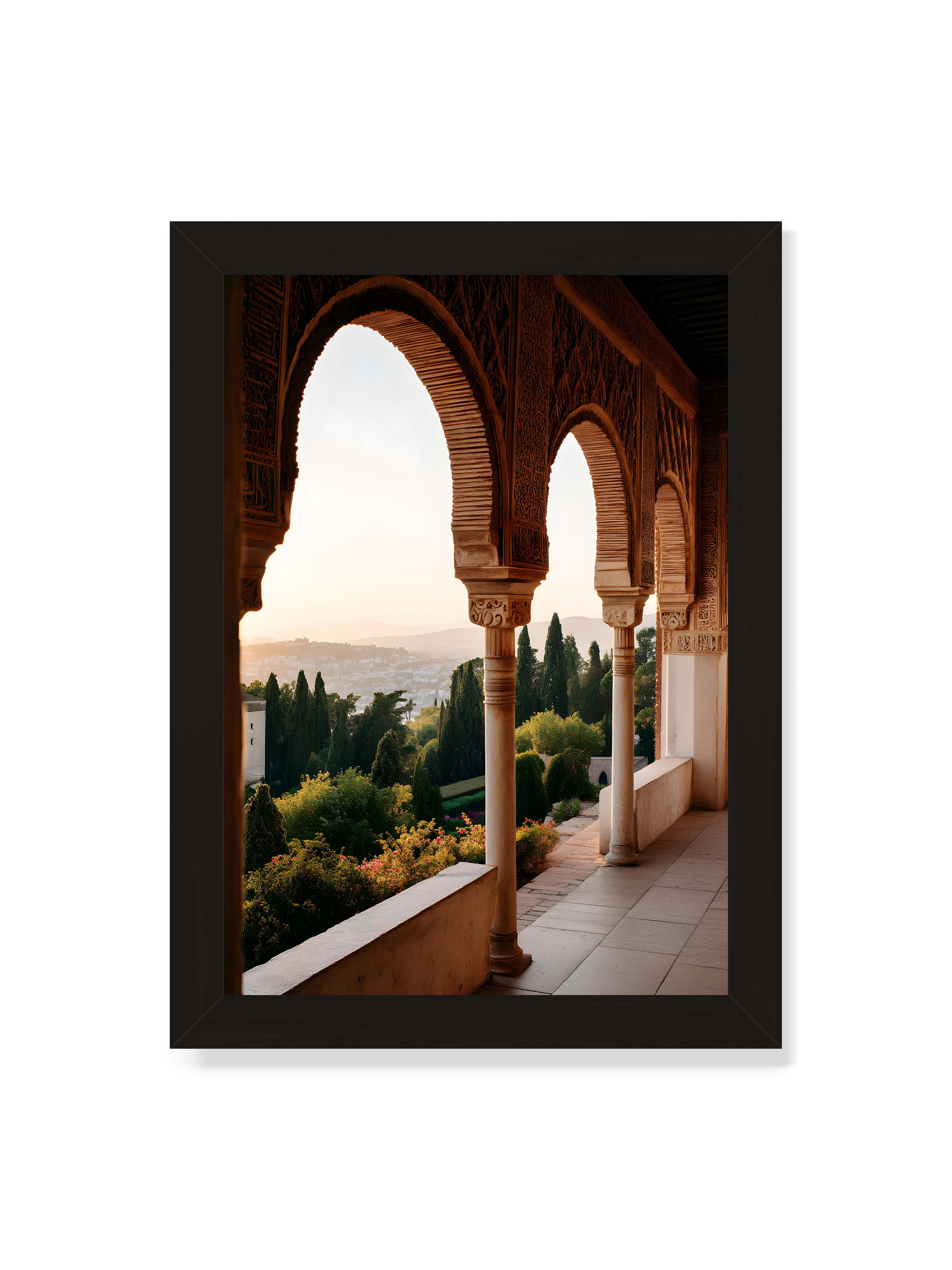 21x30 cm ohne Galerie-Rand mit schwarzem Rahmen – Blick durch die verzierten Bögen der Alhambra auf die Gärten und Hügel, erleuchtet von sanftem Licht.
