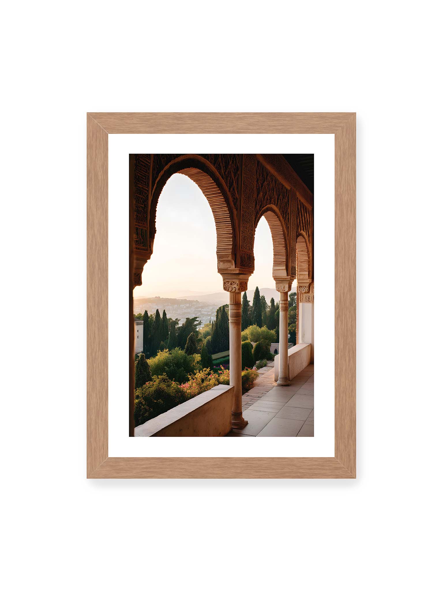 21x30 cm, weißer Galerie-Rand, Eichenrahmen – Blick durch die verzierten Bögen der Alhambra auf die Gärten und Hügel, erleuchtet von sanftem Licht.