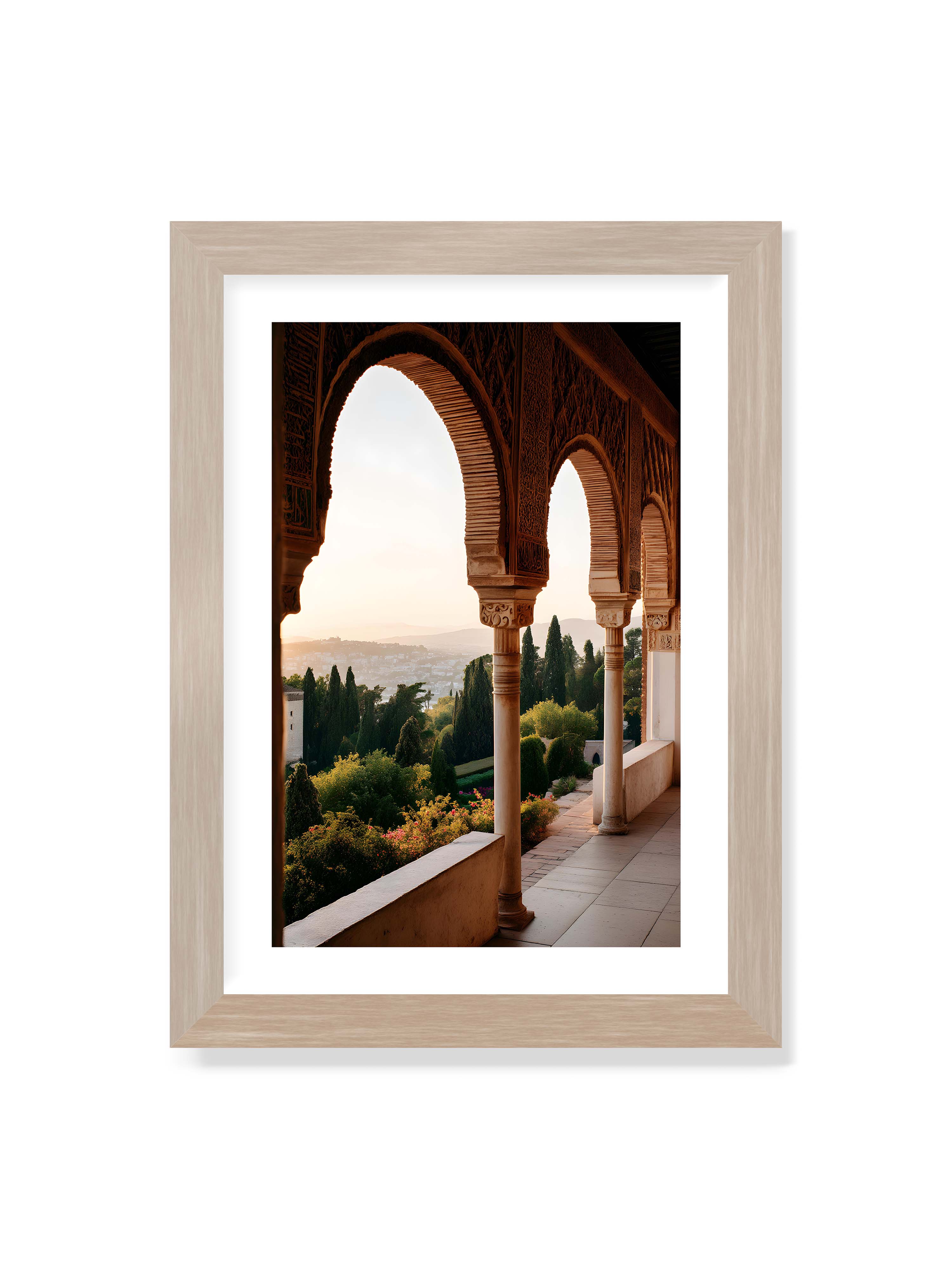 21x30 cm mit weißem Galerie-Rand im Eichenrahmen – Blick durch die verzierten Bögen der Alhambra auf die Gärten und Hügel, erleuchtet von sanftem Licht.