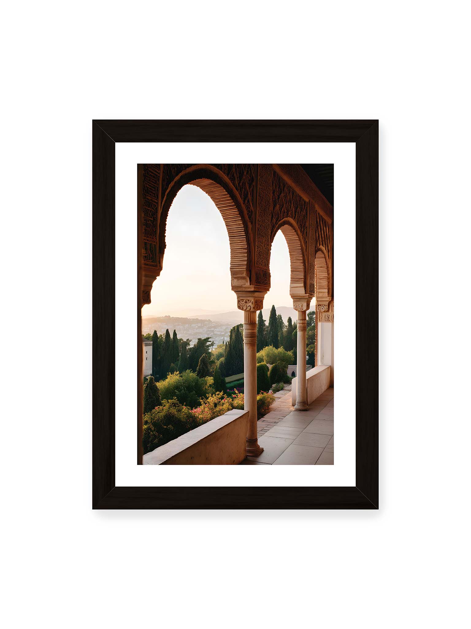 21x30 cm, weißer Galerie-Rand, schwarzer Rahmen – Blick durch die verzierten Bögen der Alhambra auf die Gärten und Hügel, erleuchtet von sanftem Licht.