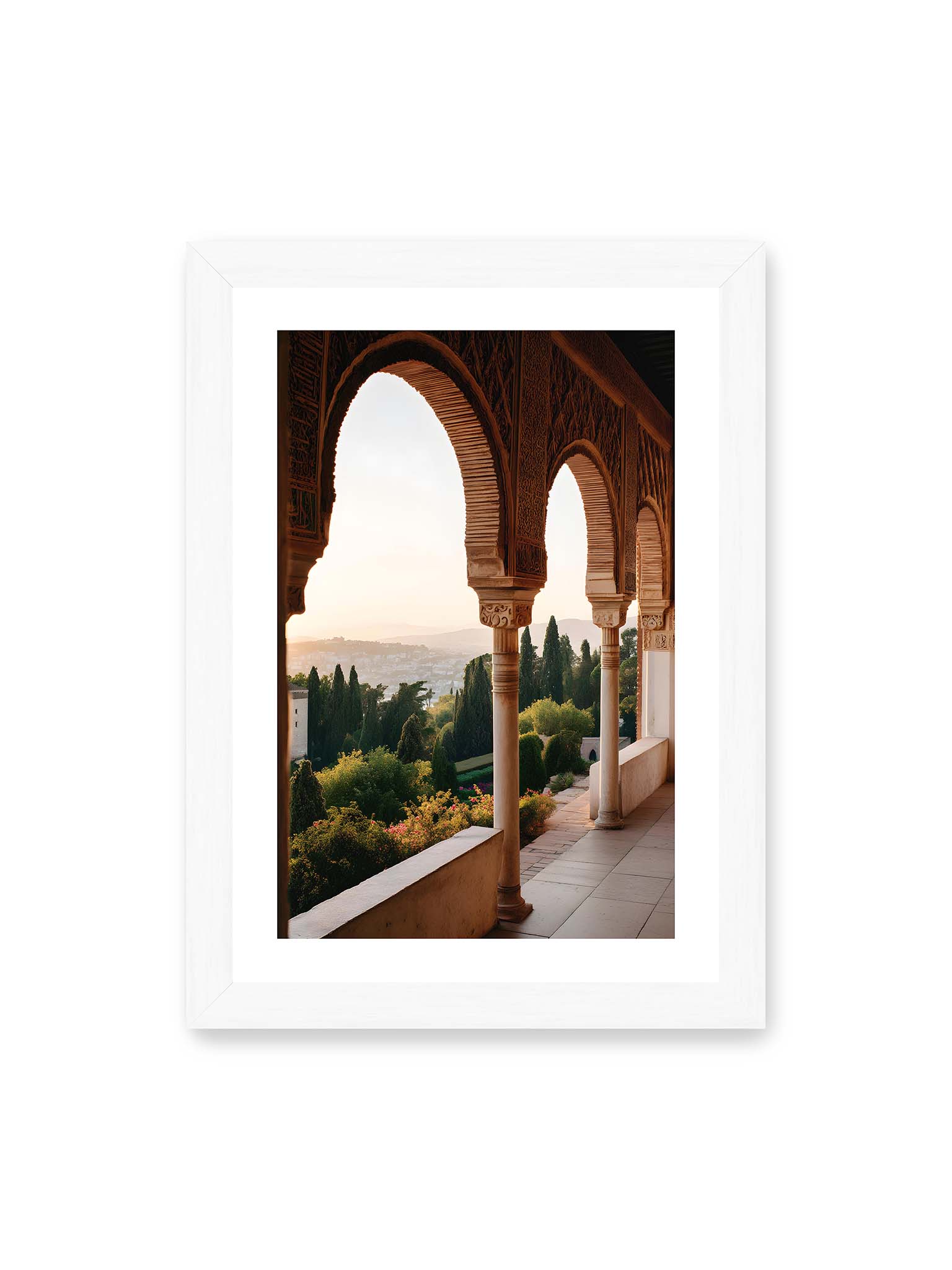 21x30 cm, weißer Galerie-Rand, weißer Rahmen – Blick durch die verzierten Bögen der Alhambra auf die Gärten und Hügel, erleuchtet von sanftem Licht.