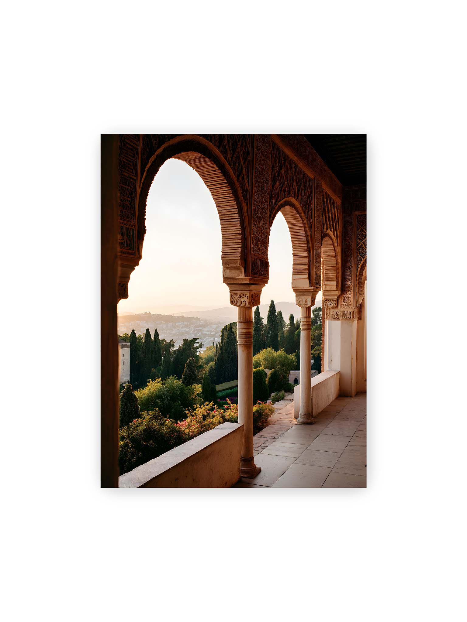 30x40 cm – Blick durch die verzierten Bögen der Alhambra auf die Gärten und Hügel, erleuchtet von sanftem Licht.