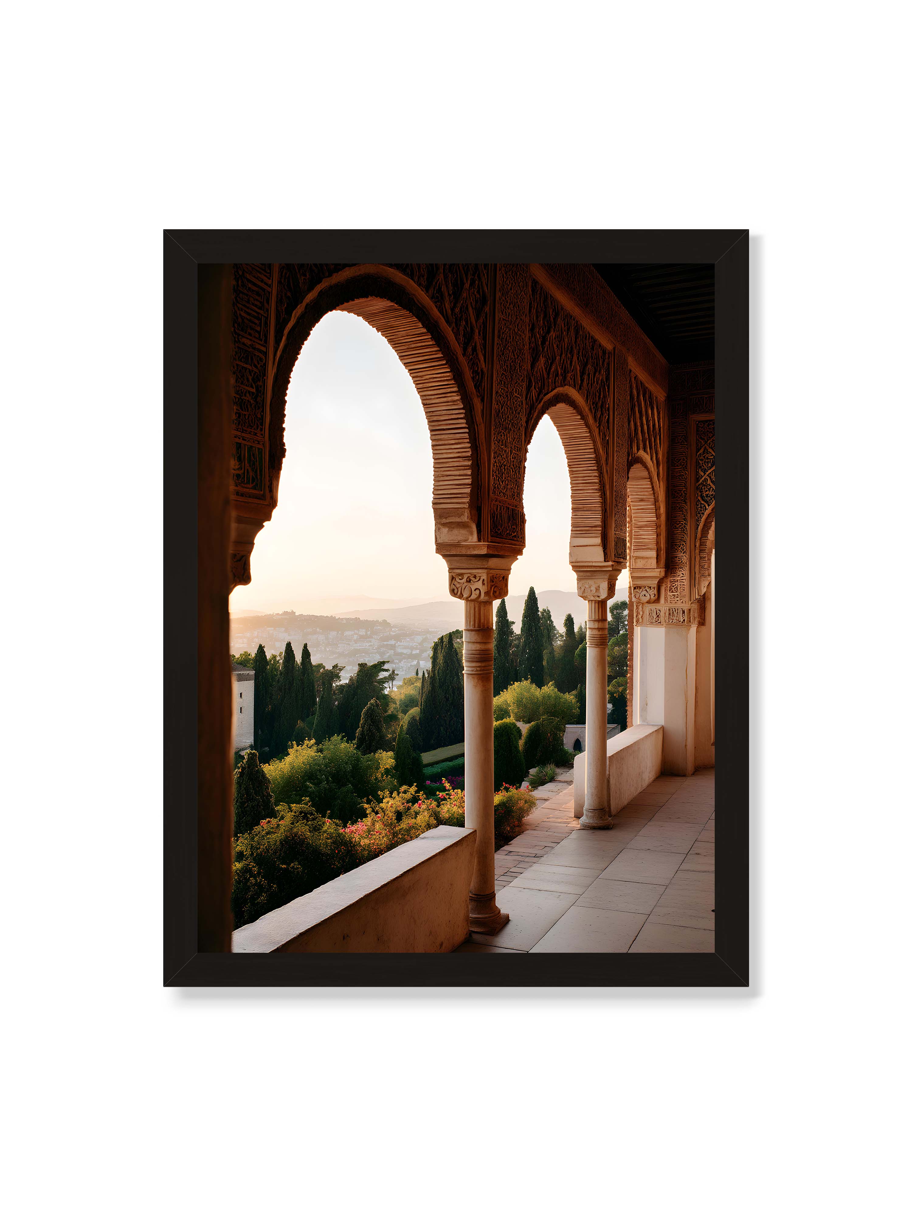 30x40 cm ohne Galerie-Rand mit schwarzem Rahmen – Blick durch die verzierten Bögen der Alhambra auf die Gärten und Hügel, erleuchtet von sanftem Licht.