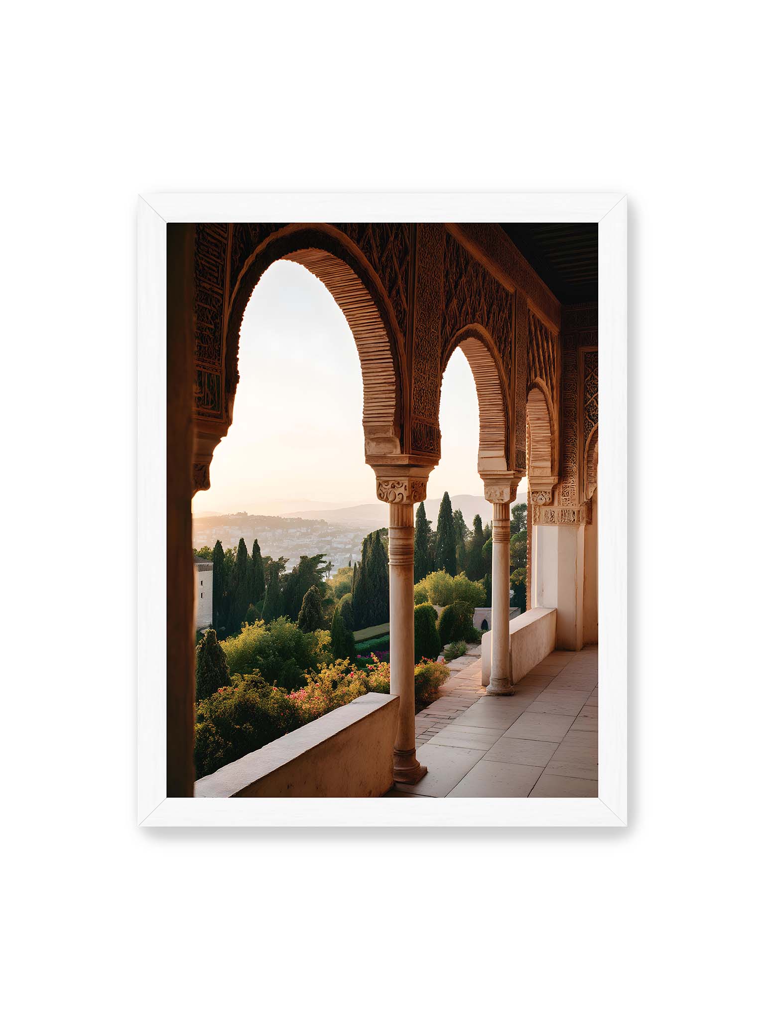 30x40 cm, weißer Rahmen – Blick durch die verzierten Bögen der Alhambra auf die Gärten und Hügel, erleuchtet von sanftem Licht.