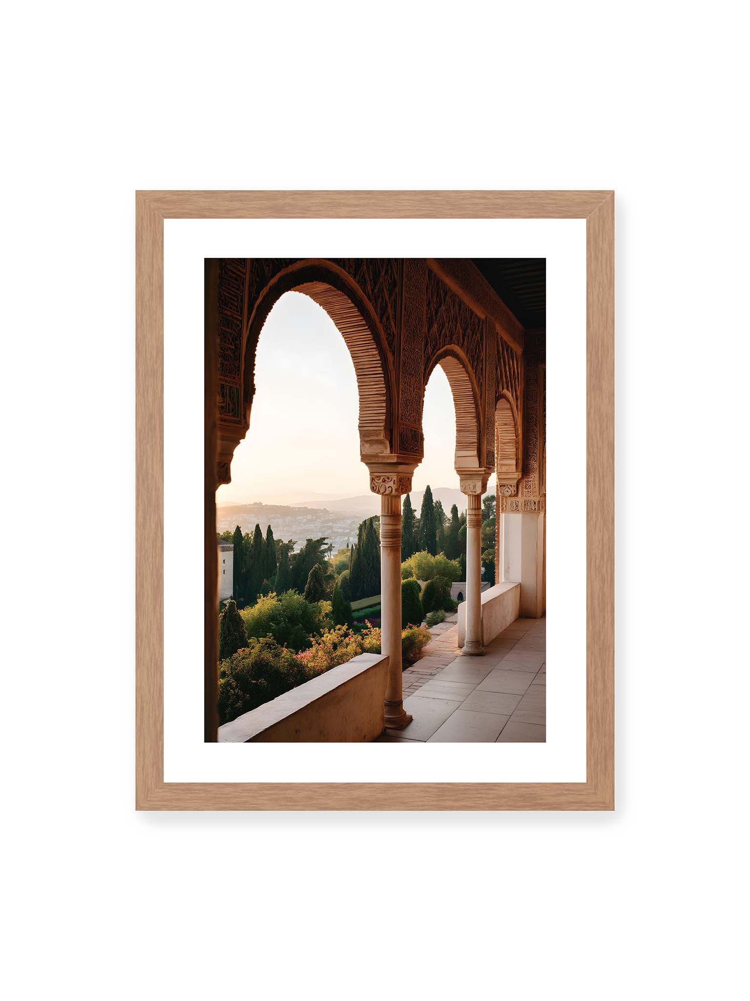 30x40 cm, weißer Galerie-Rand, Eichenrahmen – Blick durch die verzierten Bögen der Alhambra auf die Gärten und Hügel, erleuchtet von sanftem Licht.