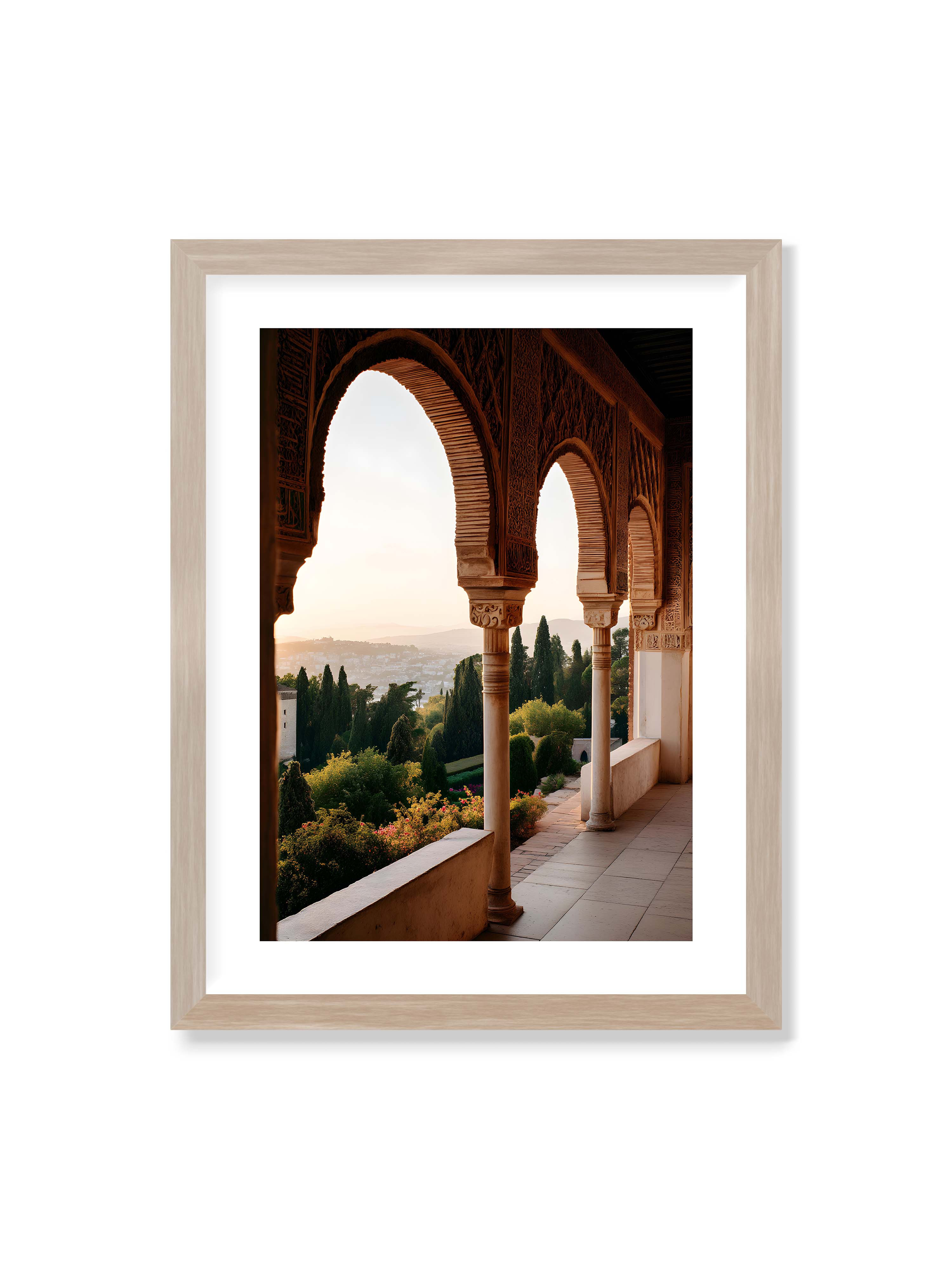 30x40 cm mit weißem Galerie-Rand im Eichenrahmen – Blick durch die verzierten Bögen der Alhambra auf die Gärten und Hügel, erleuchtet von sanftem Licht.