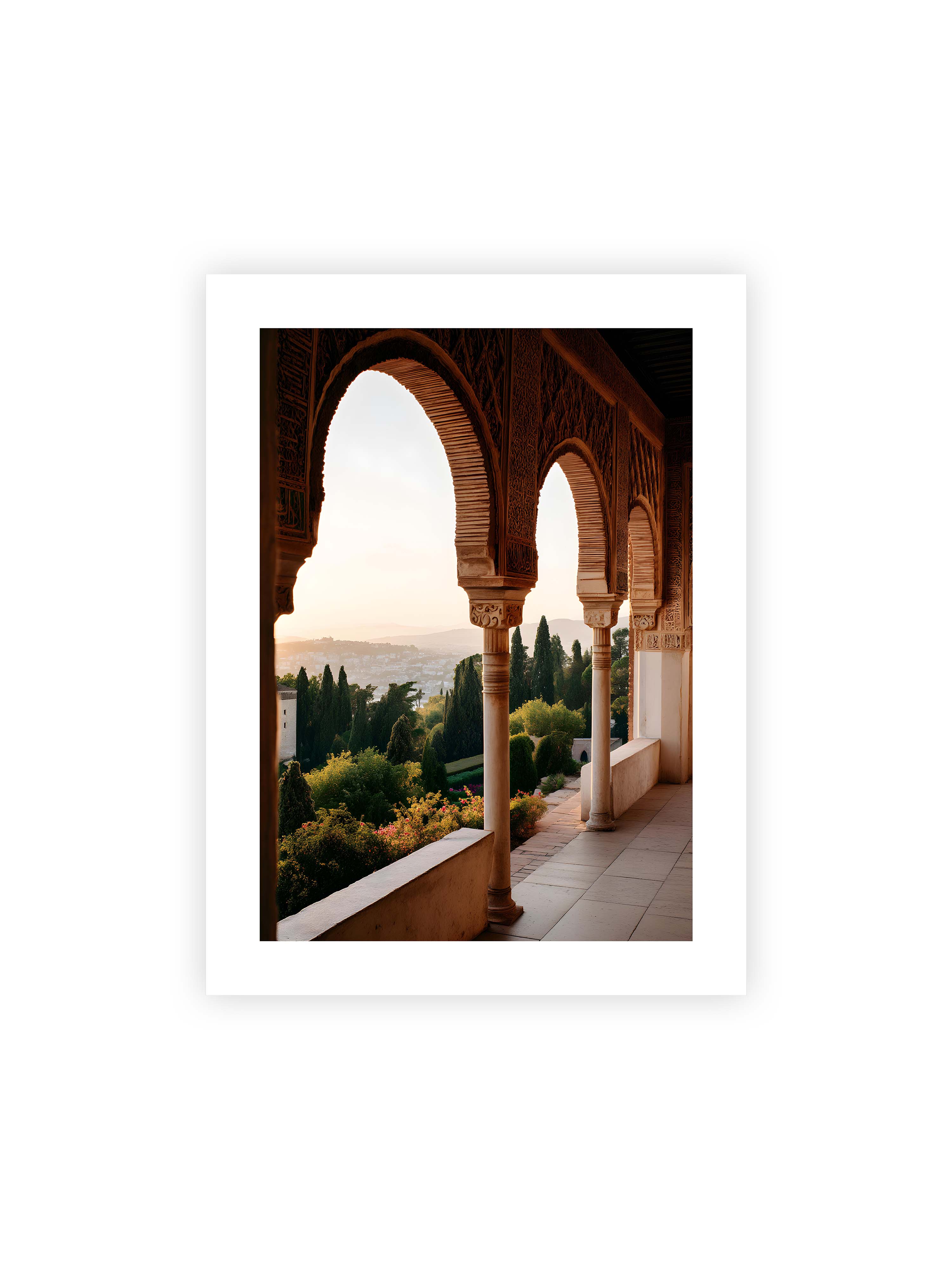 30x40 cm mit weißem Galerie-Rand ohne Rahmen – Blick durch die verzierten Bögen der Alhambra auf die Gärten und Hügel, erleuchtet von sanftem Licht.