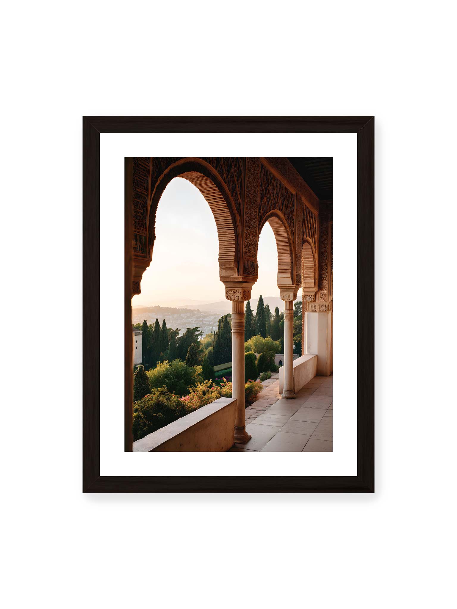 30x40 cm, weißer Galerie-Rand, schwarzer Rahmen – Blick durch die verzierten Bögen der Alhambra auf die Gärten und Hügel, erleuchtet von sanftem Licht.
