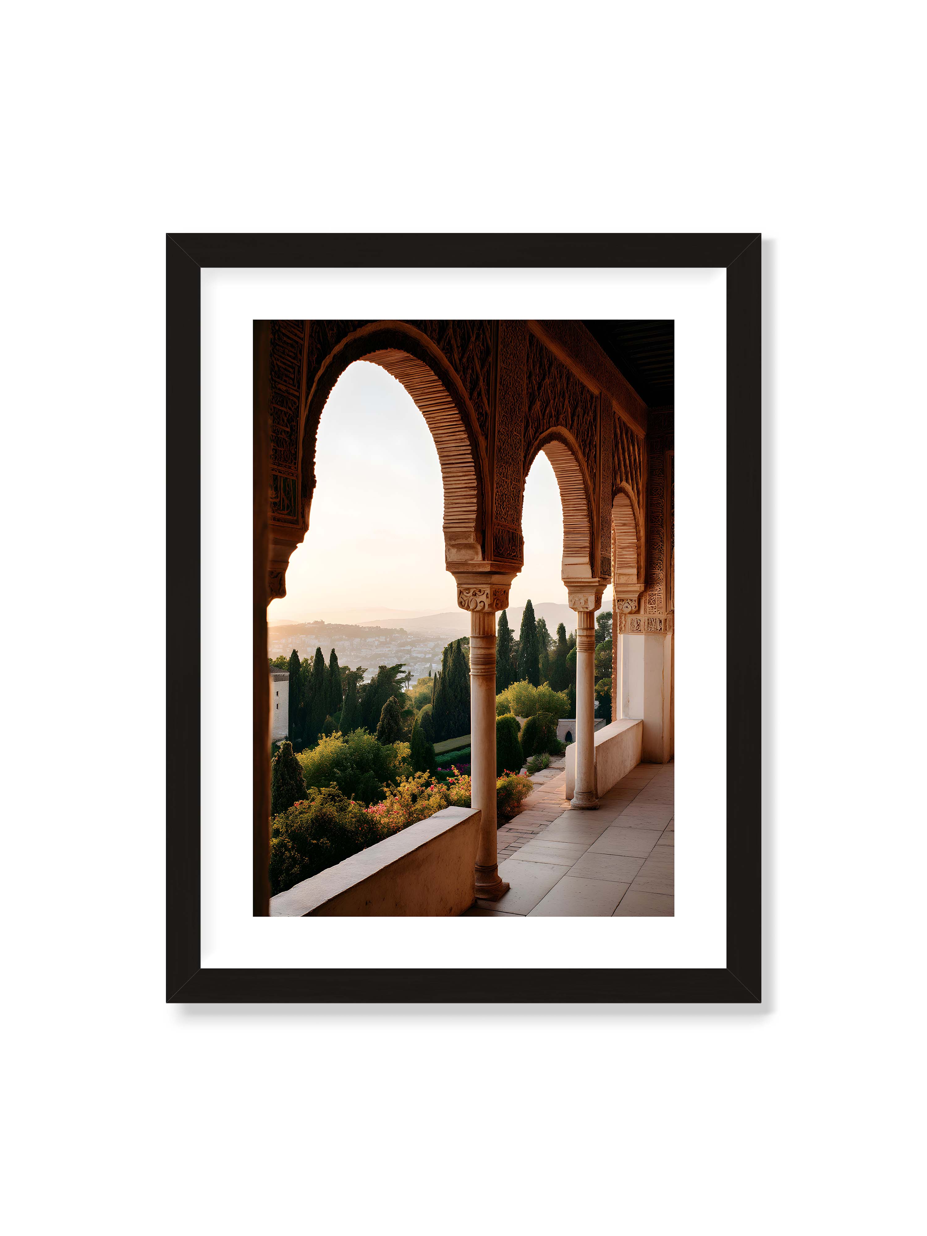 30x40 cm mit weißem Galerie-Rand mit schwarzem Rahmen – Blick durch die verzierten Bögen der Alhambra auf die Gärten und Hügel, erleuchtet von sanftem Licht.