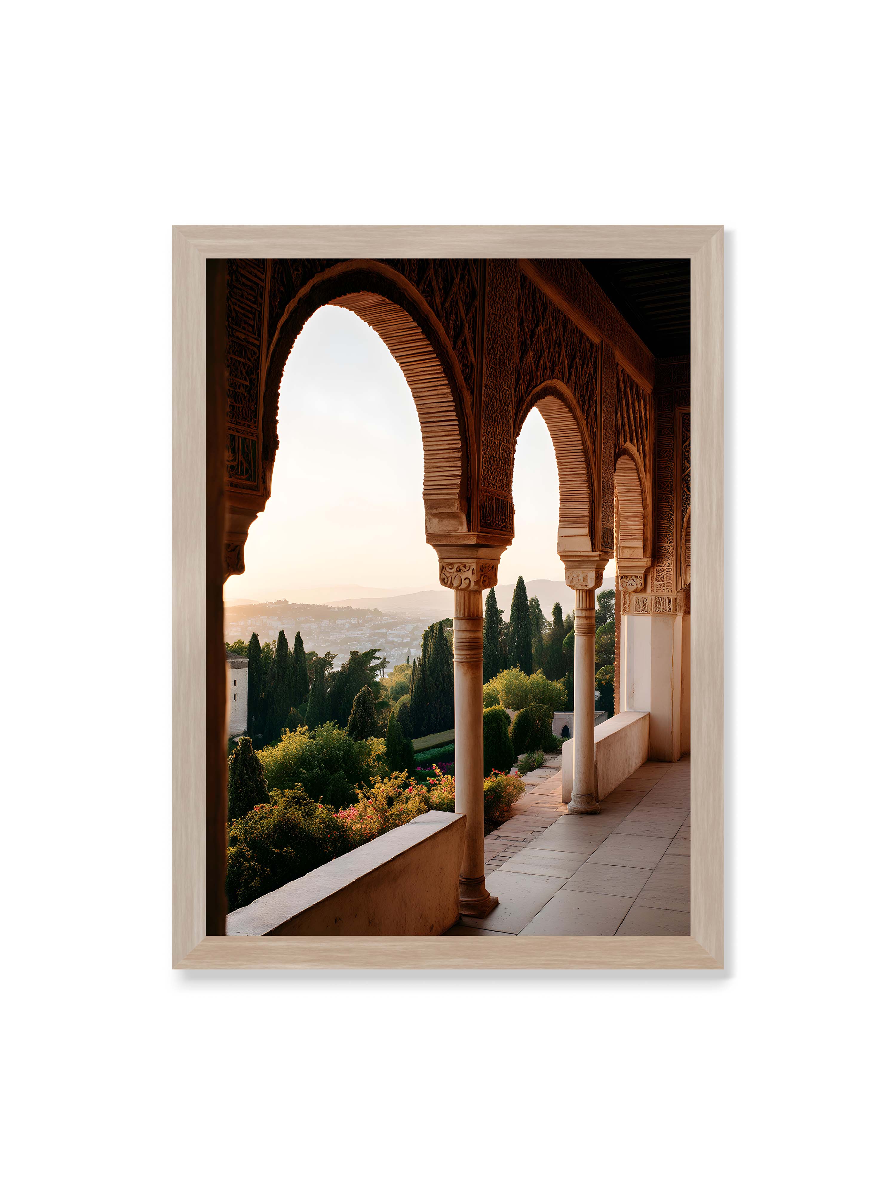 50x70 cm ohne Galerie-Rand im Eichenrahmen – Blick durch die verzierten Bögen der Alhambra auf die Gärten und Hügel, erleuchtet von sanftem Licht.