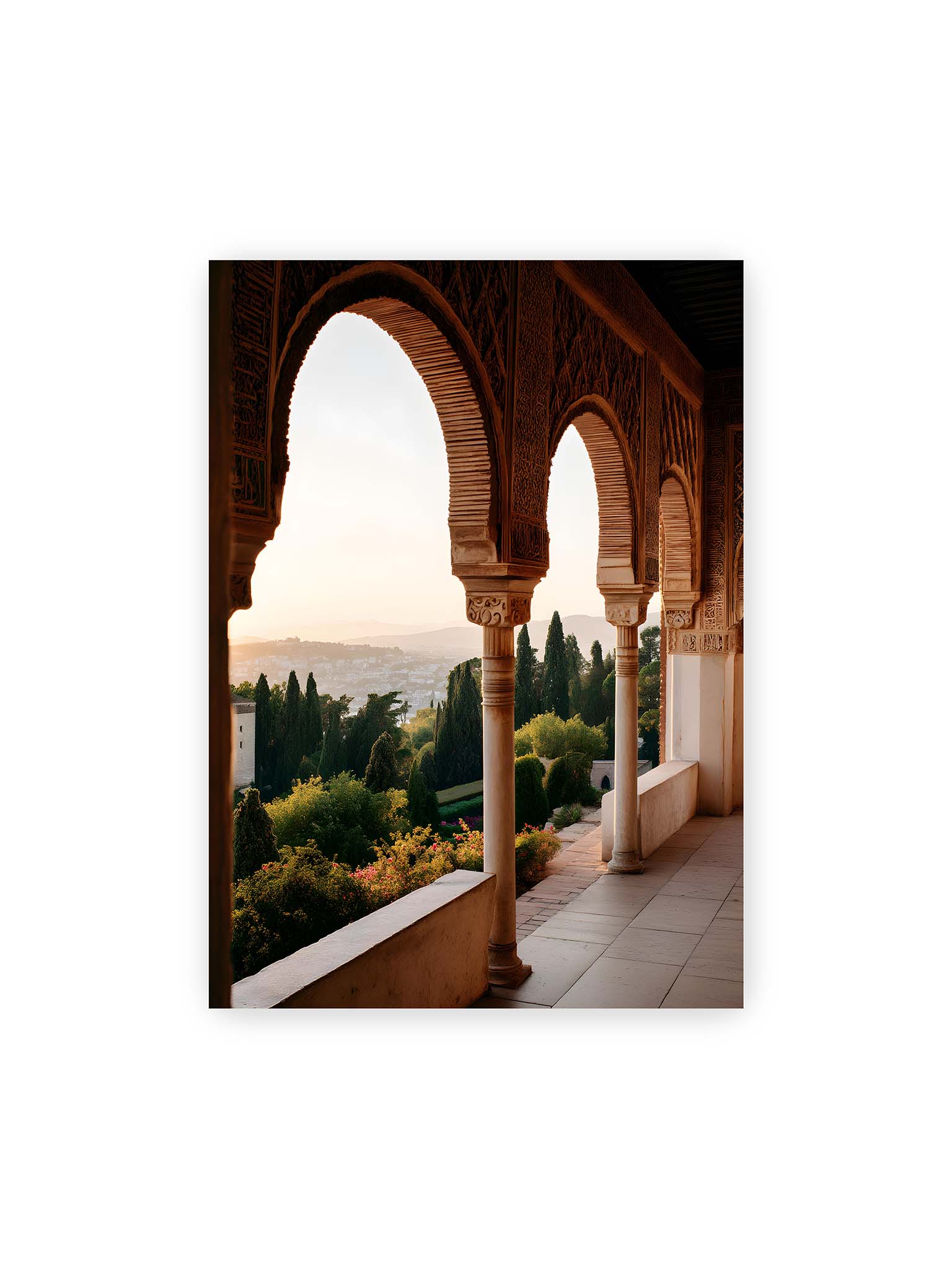 50x70 cm – Blick durch die verzierten Bögen der Alhambra auf die Gärten und Hügel, erleuchtet von sanftem Licht.