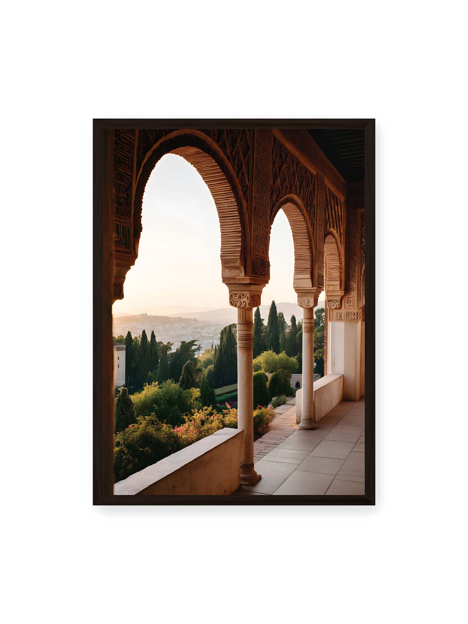 50x70 cm, schwarzer Rahmen – Blick durch die verzierten Bögen der Alhambra auf die Gärten und Hügel, erleuchtet von sanftem Licht.