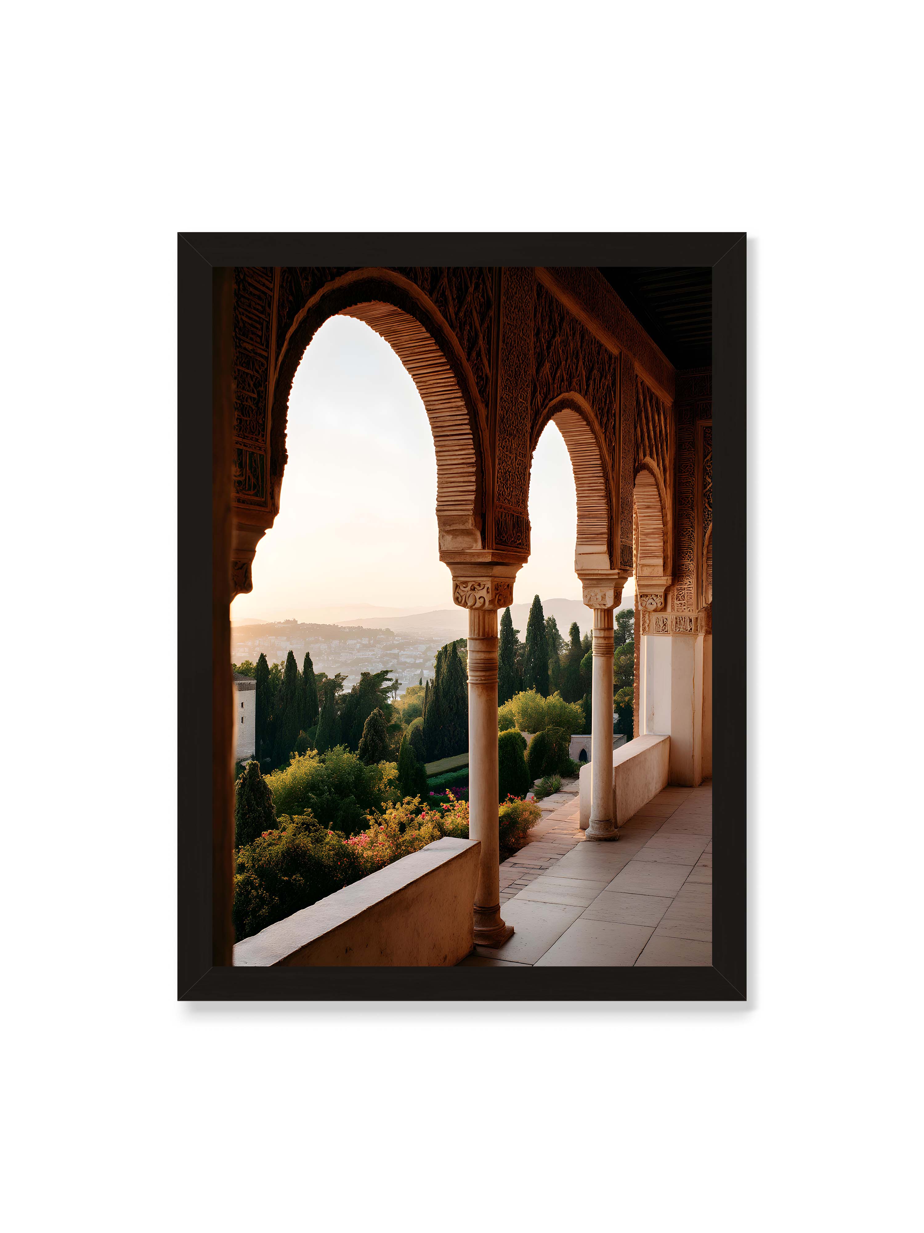 50x70 cm ohne Galerie-Rand mit schwarzem Rahmen – Blick durch die verzierten Bögen der Alhambra auf die Gärten und Hügel, erleuchtet von sanftem Licht.