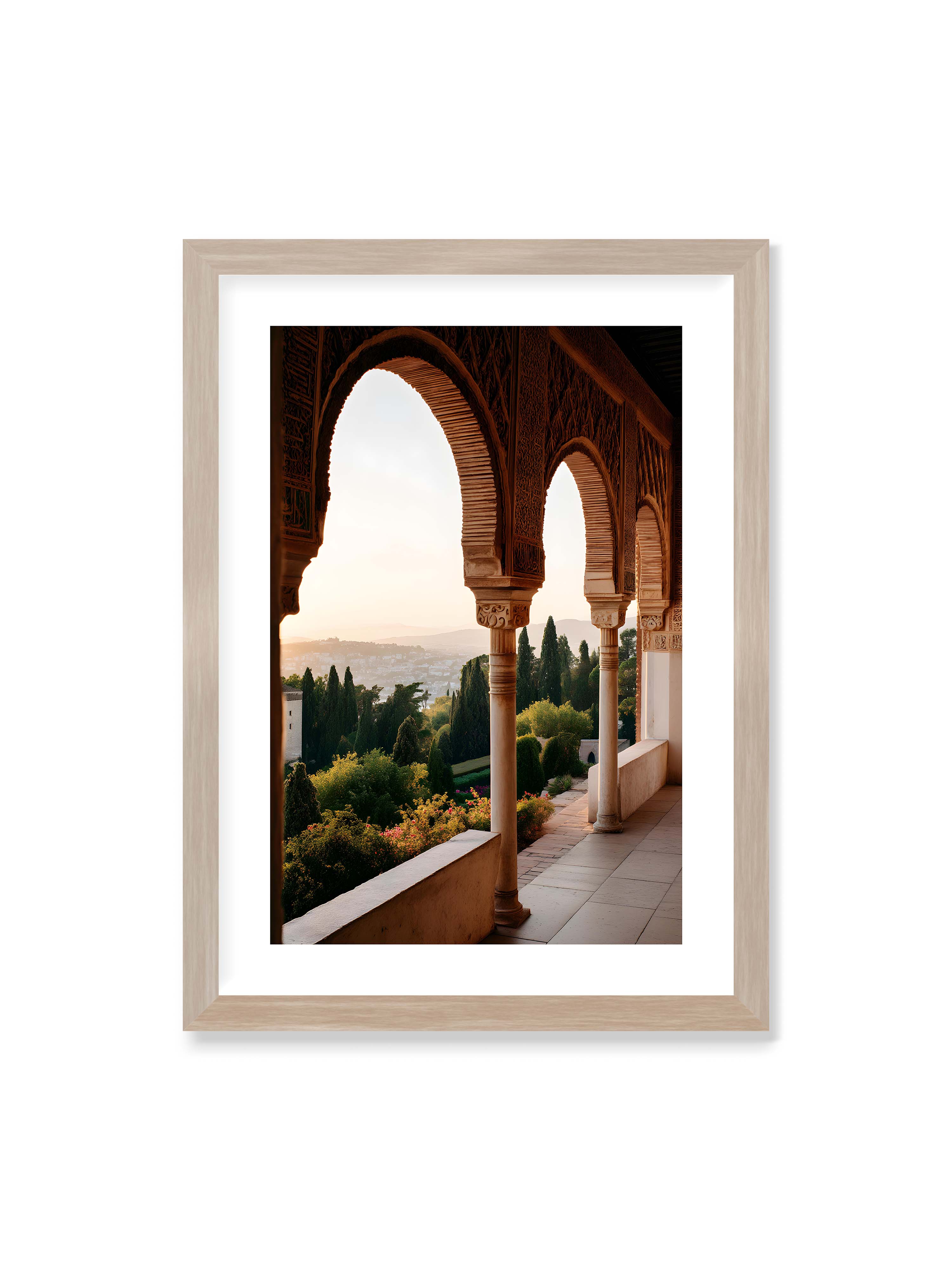 50x70 cm mit weißem Galerie-Rand im Eichenrahmen – Blick durch die verzierten Bögen der Alhambra auf die Gärten und Hügel, erleuchtet von sanftem Licht.