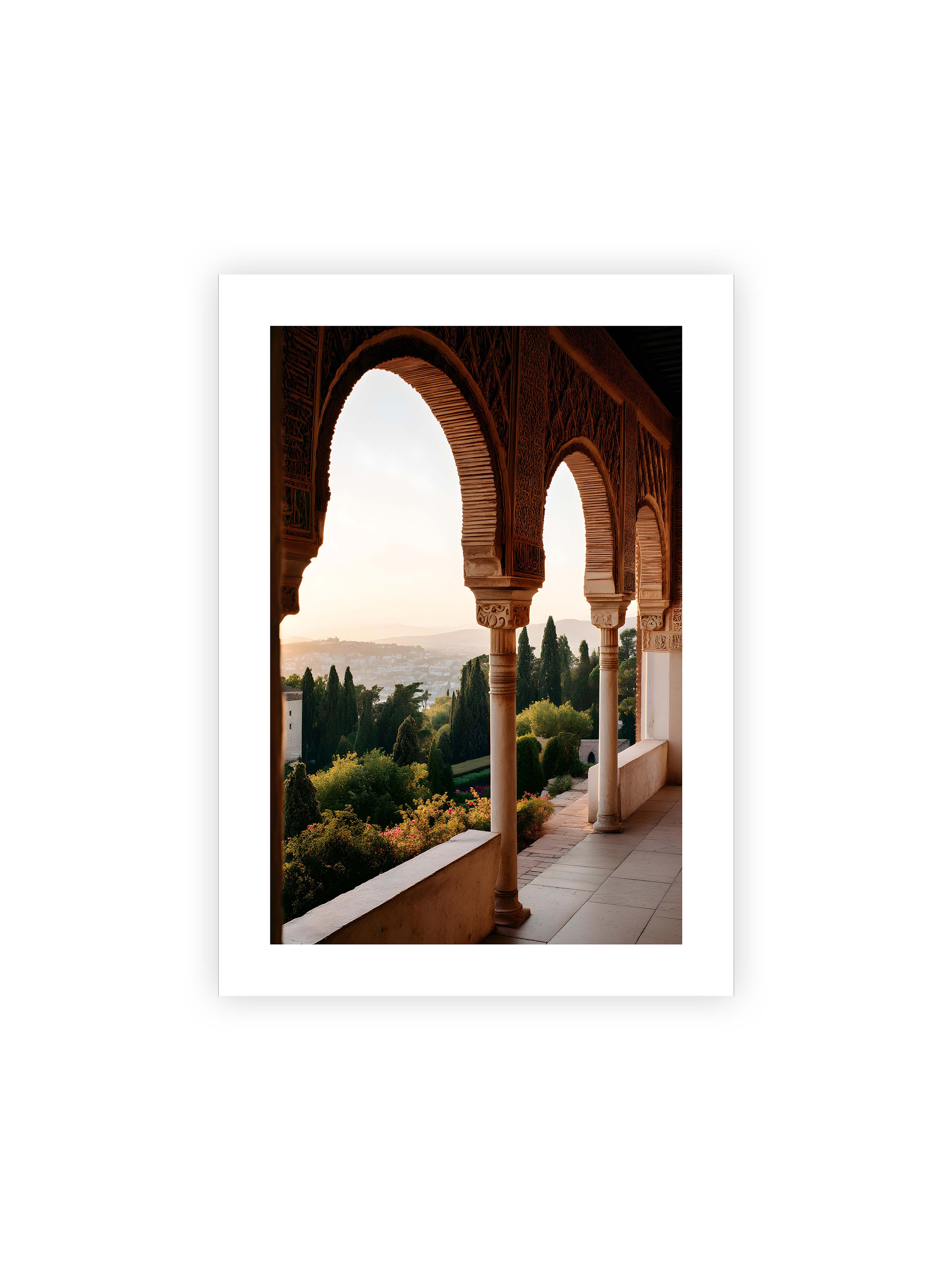 50x70 cm mit weißem Galerie-Rand ohne Rahmen – Blick durch die verzierten Bögen der Alhambra auf die Gärten und Hügel, erleuchtet von sanftem Licht.