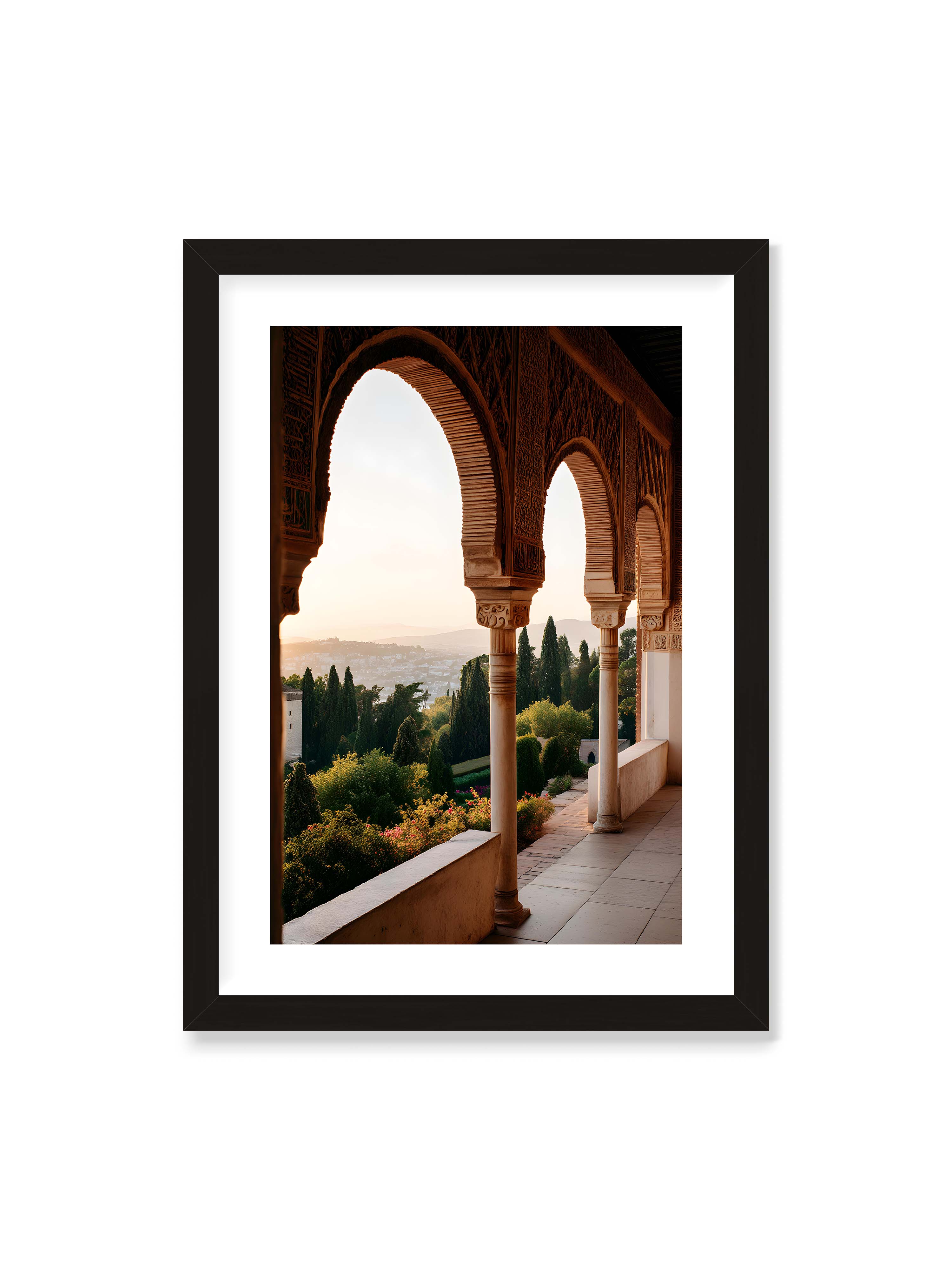 50x70 cm mit weißem Galerie-Rand mit schwarzem Rahmen – Blick durch die verzierten Bögen der Alhambra auf die Gärten und Hügel, erleuchtet von sanftem Licht.