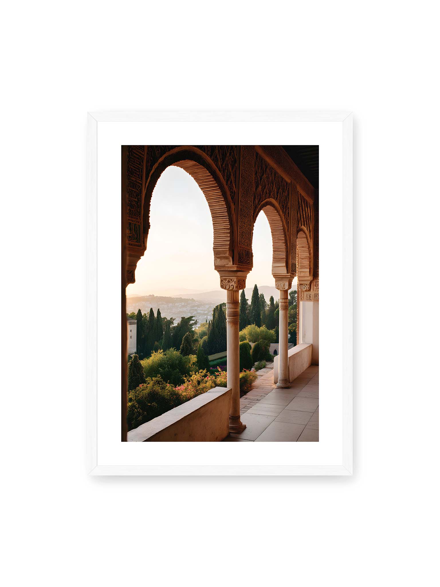 50x70 cm, weißer Galerie-Rand, weißer Rahmen – Blick durch die verzierten Bögen der Alhambra auf die Gärten und Hügel, erleuchtet von sanftem Licht.